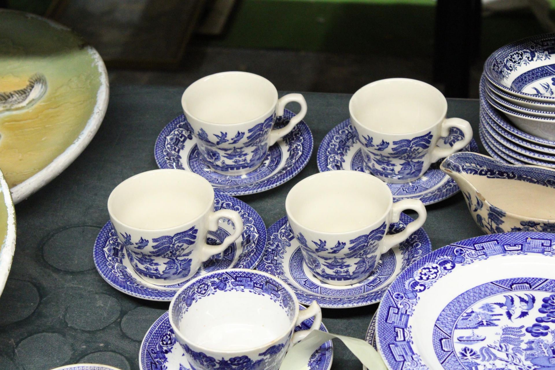 A QUANTITY OF BLUE AND WHITE WILLOW PATTERN DINNERWARE TO INCLUDE VARIOUS SIZES OF PLATES, BOWLS, - Image 2 of 6