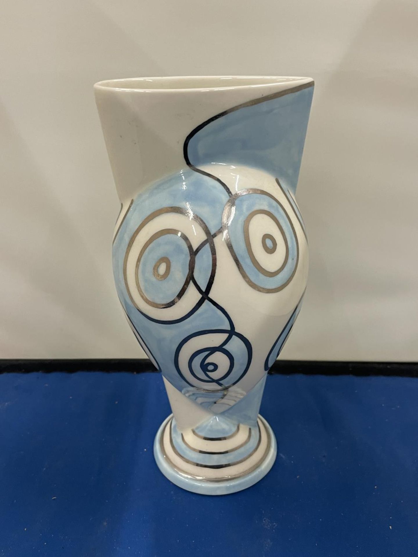 A LIMITED EDITION 8/250 SMIC VASE BY COLIN DOWNES IN THE STYLE OF CLARICE CLIFF