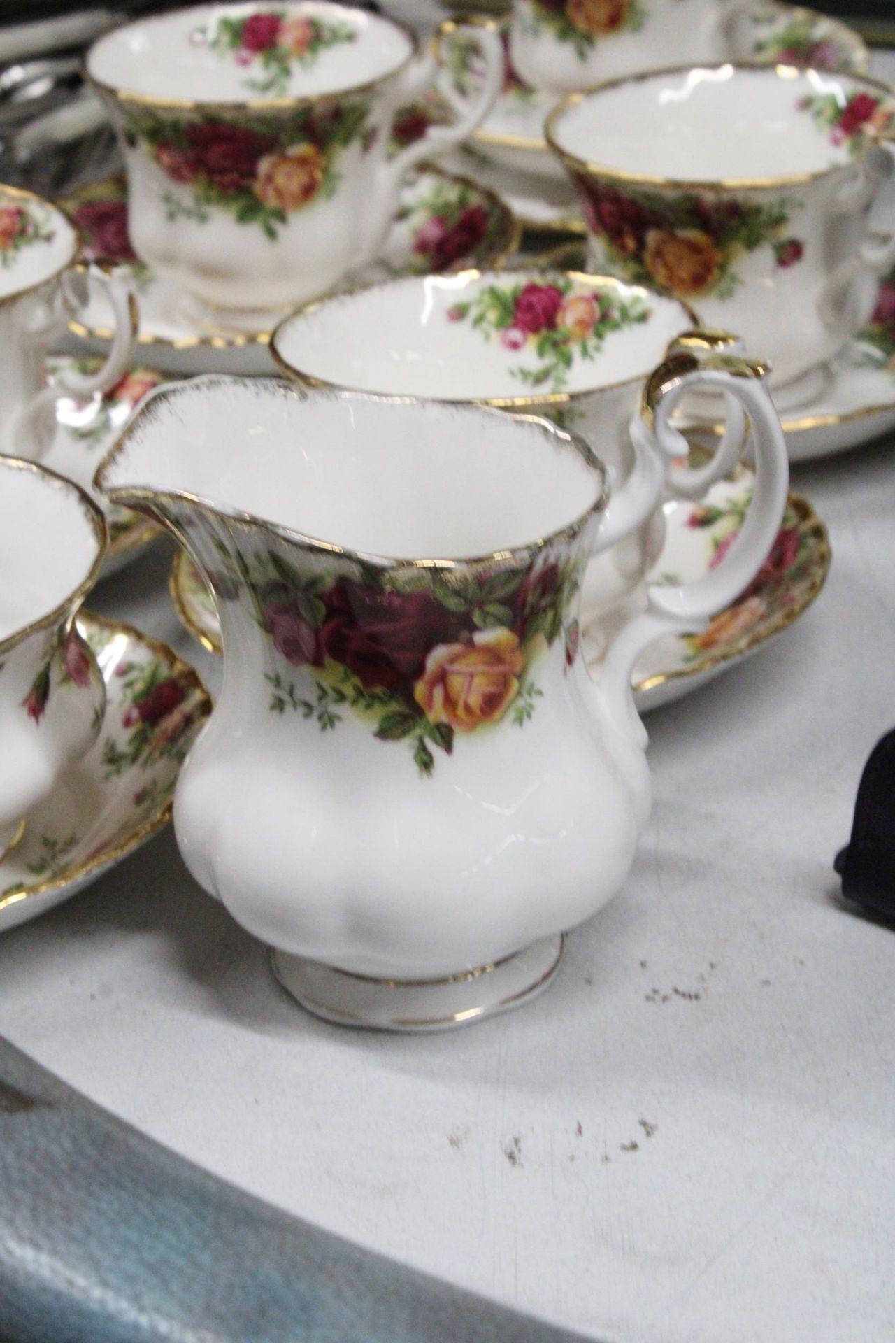 A QUANTITY OF ROYAL ALBERT 'OLD COUNTRY ROSES' TO INCLUDE CUPS, SAUCERS, A CREAM JUG AND SUGAR BOWL - Image 6 of 6
