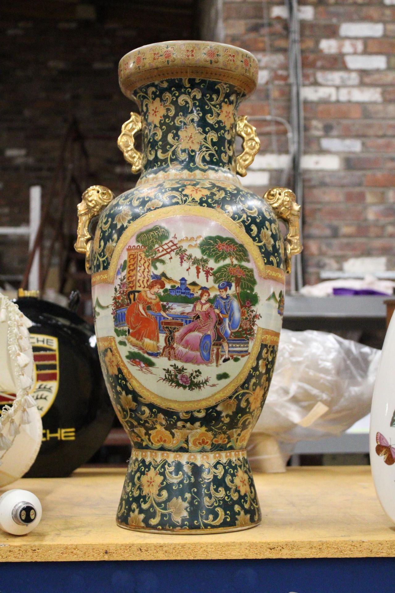 AN ITALIAN STYLE VASE WITH GOLD ACCENTS AND FIGURAL DESIGN - APPROX 59 CM - Image 3 of 4