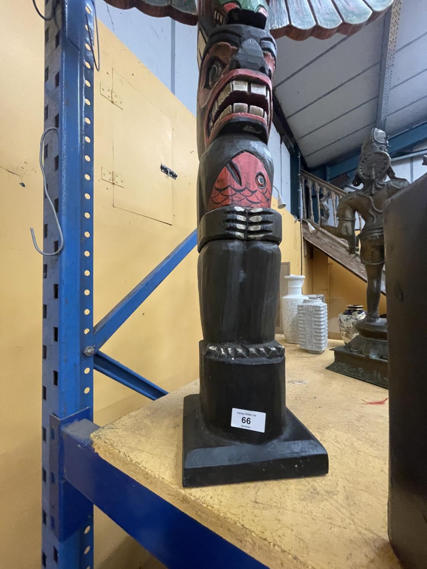 A CARVED WOODEN TOTEM POLE - Image 6 of 8