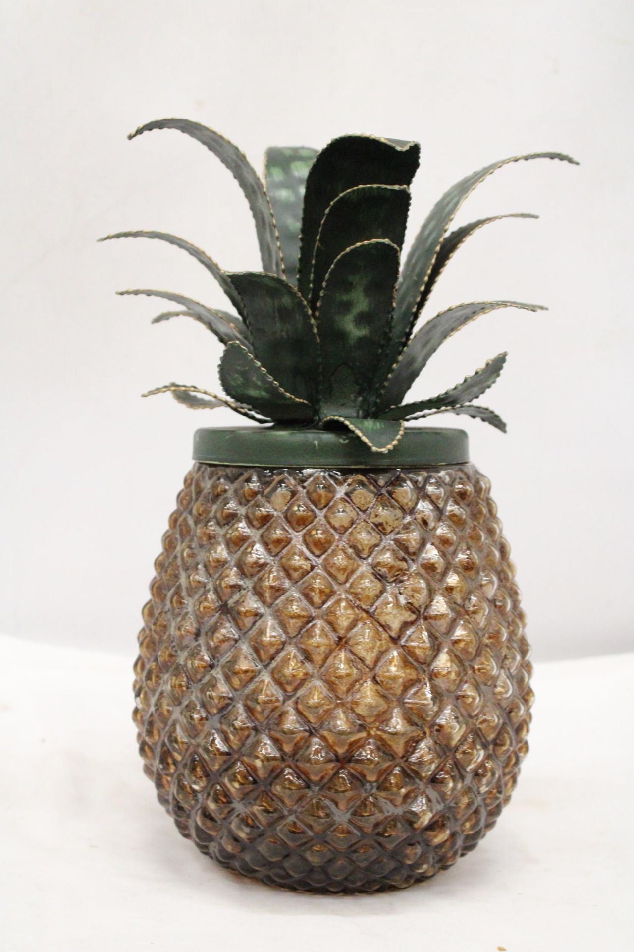 A 1960'S, CHUNKY GLASS ICE BUCKET WITH METAL PINEAPPLE LEAVES, HEIGHT 32CM - Image 4 of 4