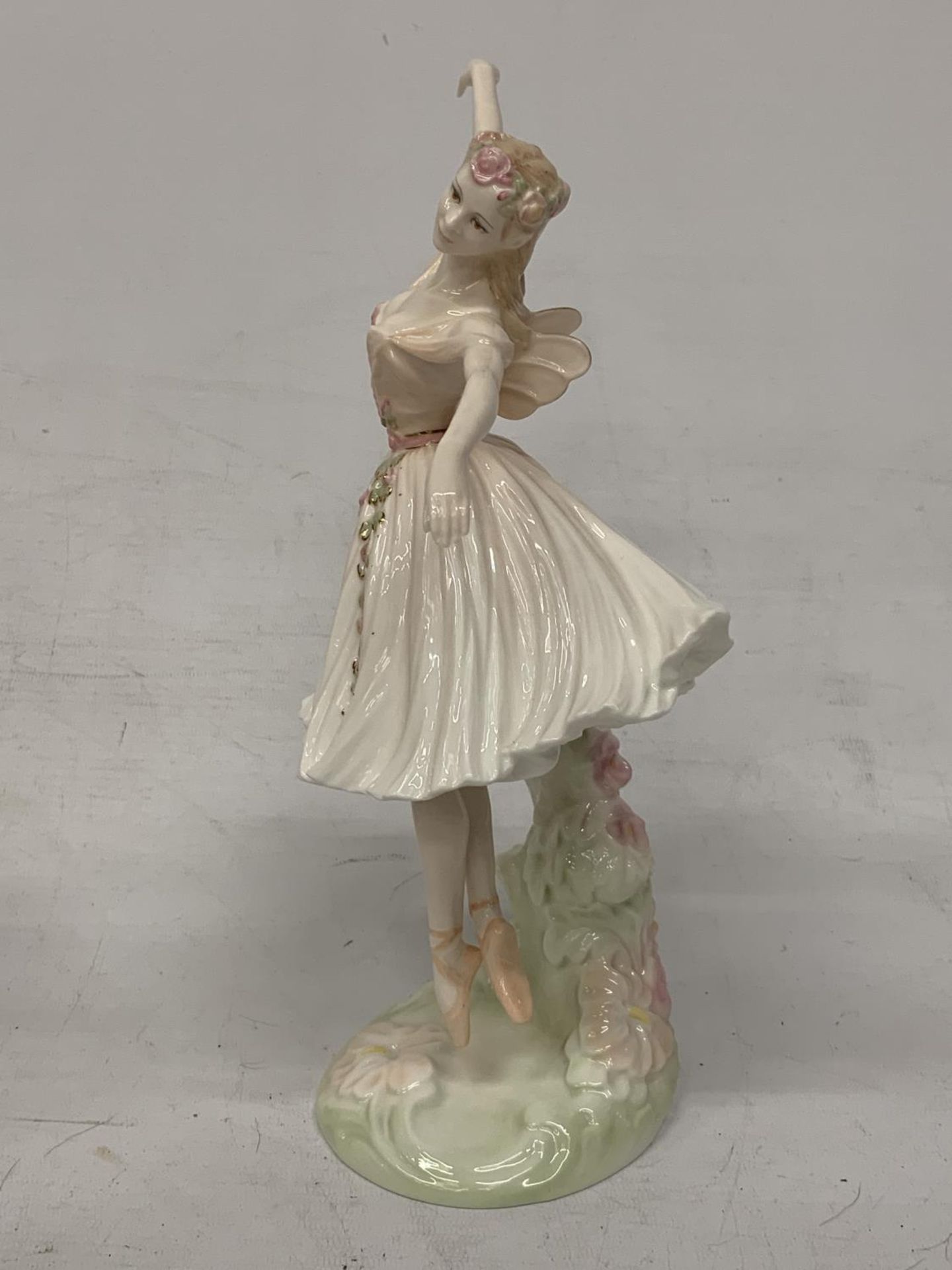 A COALPORT FIGURINE "DAME ANTOINETTE SIBLEY" FROM THE ROYAL ACADEMY OF DANCING COLLECTION - Bild 2 aus 5