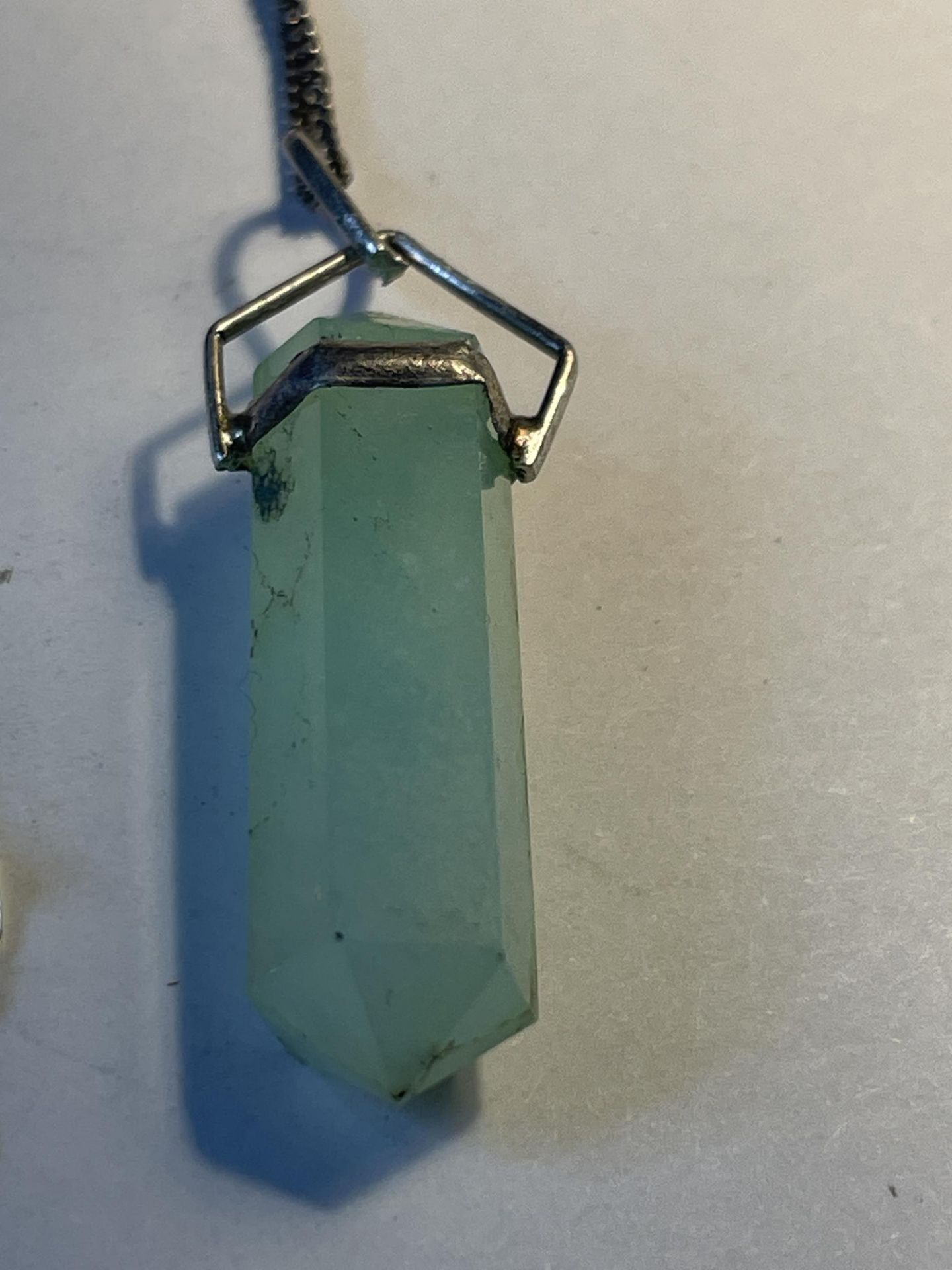 A JADE CRYSTAL PENDANT ON A 925 SILVER CHAIN - Image 2 of 3