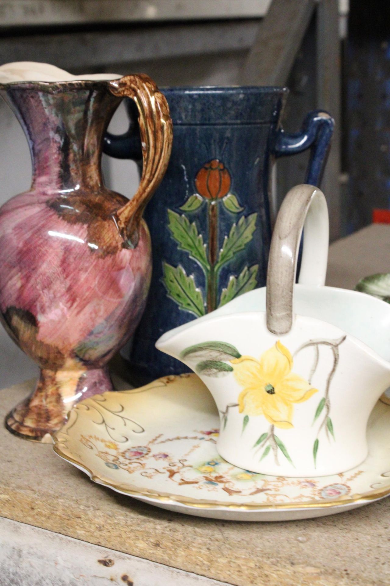 A MIXED LOT TO INCLUDE TWO ROYAL FOLEY WARE PLATES, A RADFORD POSY BOWL, A OLDCOURT WARE HANDPAINTED - Image 2 of 4