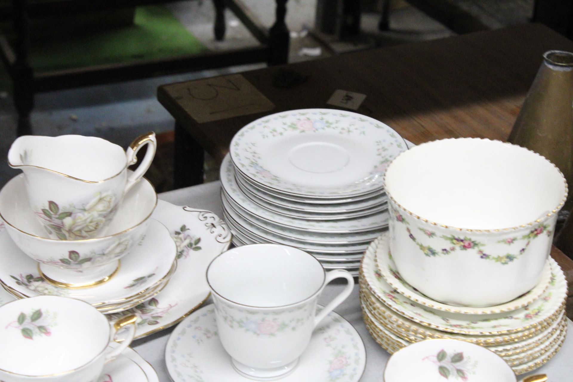 A QUANTITY OF VINTAGE TEAWARE TO INCLUDE ROYAL STANDARD CAKE PLATES, CREAM JUG, SUGAR BOWL, CUPS, - Image 5 of 5