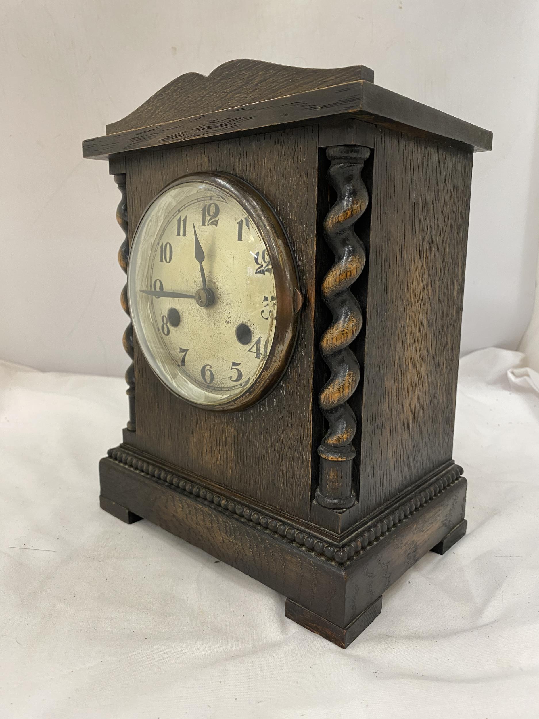 A WOODEN MANTLE CLOCK WITH BARLEY TWIST DESIGN - Image 4 of 7