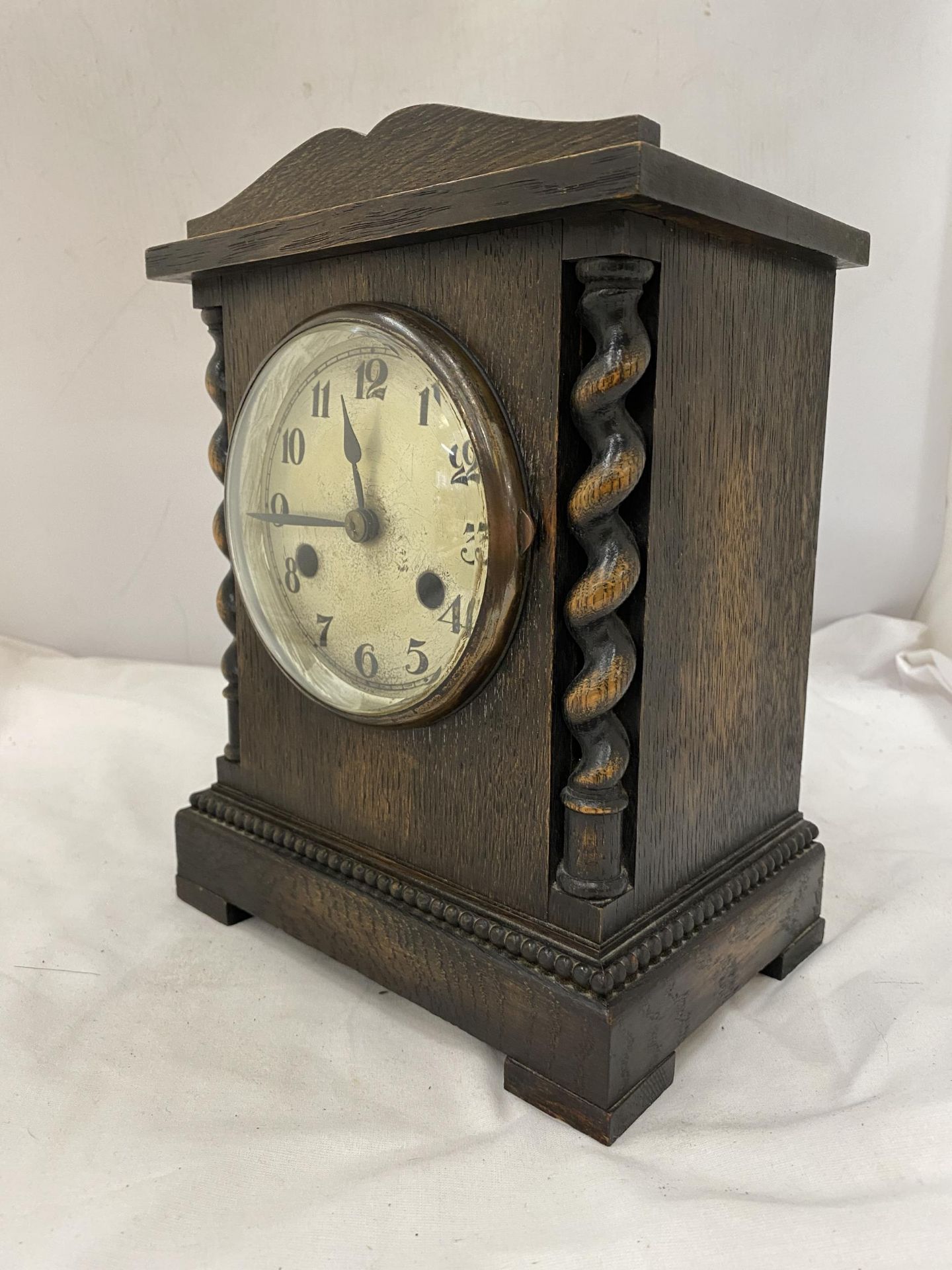 A WOODEN MANTLE CLOCK WITH BARLEY TWIST DESIGN - Image 4 of 7