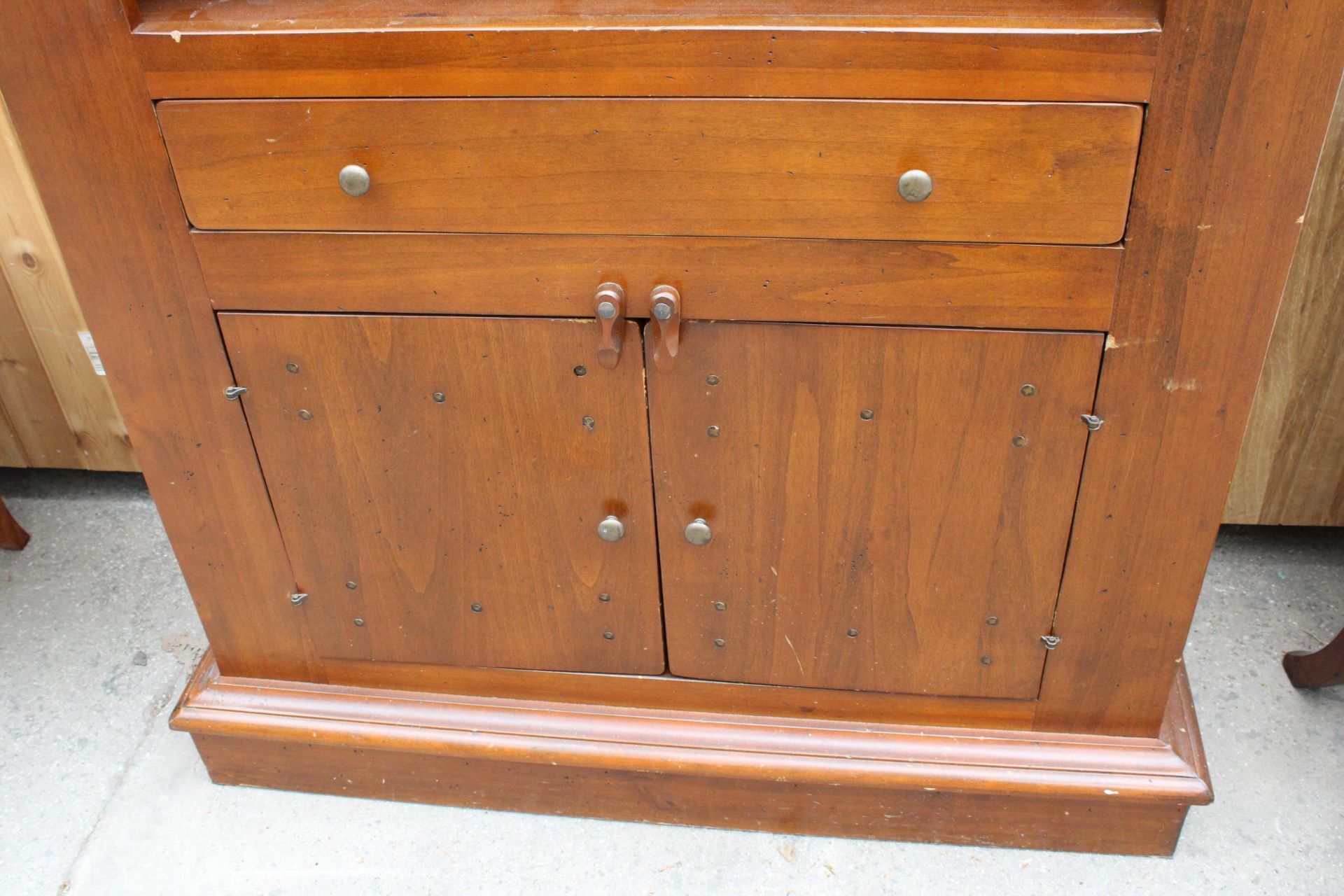 A HARDWOOD CUPBOARD WITH GLAZED UPPER PORTION, SINGLE DRAWER AND CUPBOARD TO BASE, 43" WIDE - Image 5 of 7