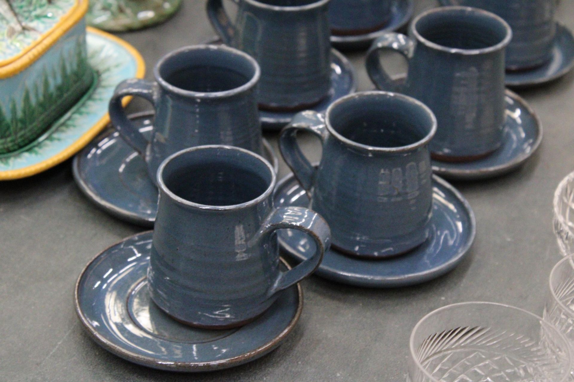 A VINTAGE STUDIO POTTERY TEA SET TO INCLUDE A JUG, SUGAR BOWL, TEAPOT AND EIGHT CUPS AND SAUCERS - Image 2 of 4