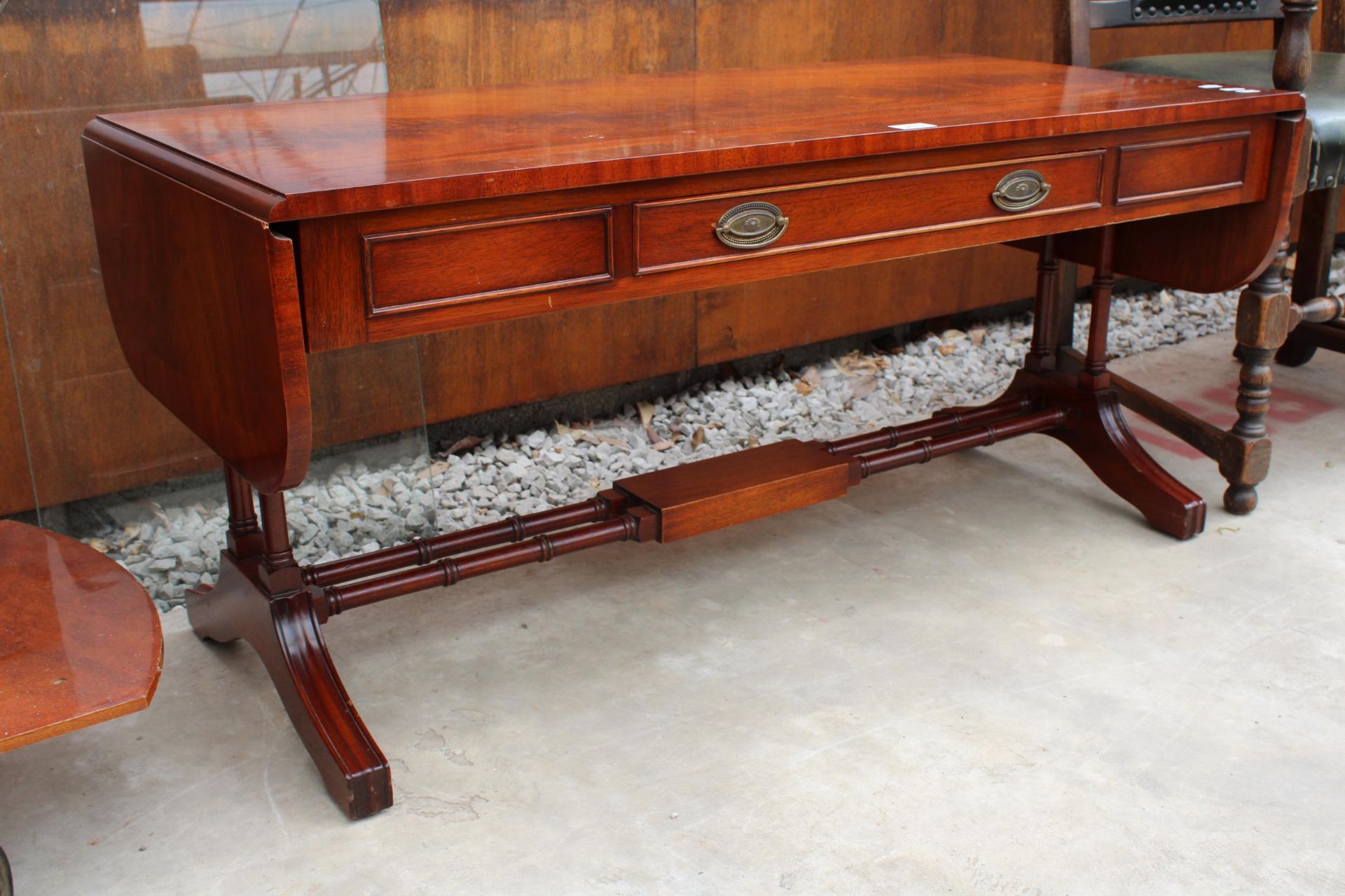 A REPRODUCTION WADE (NO. 16) MAHOGANY AND CROSS BANDED DROP-LEAF COFFEE TABLE WITH ORIGINAL £870 - Image 2 of 4
