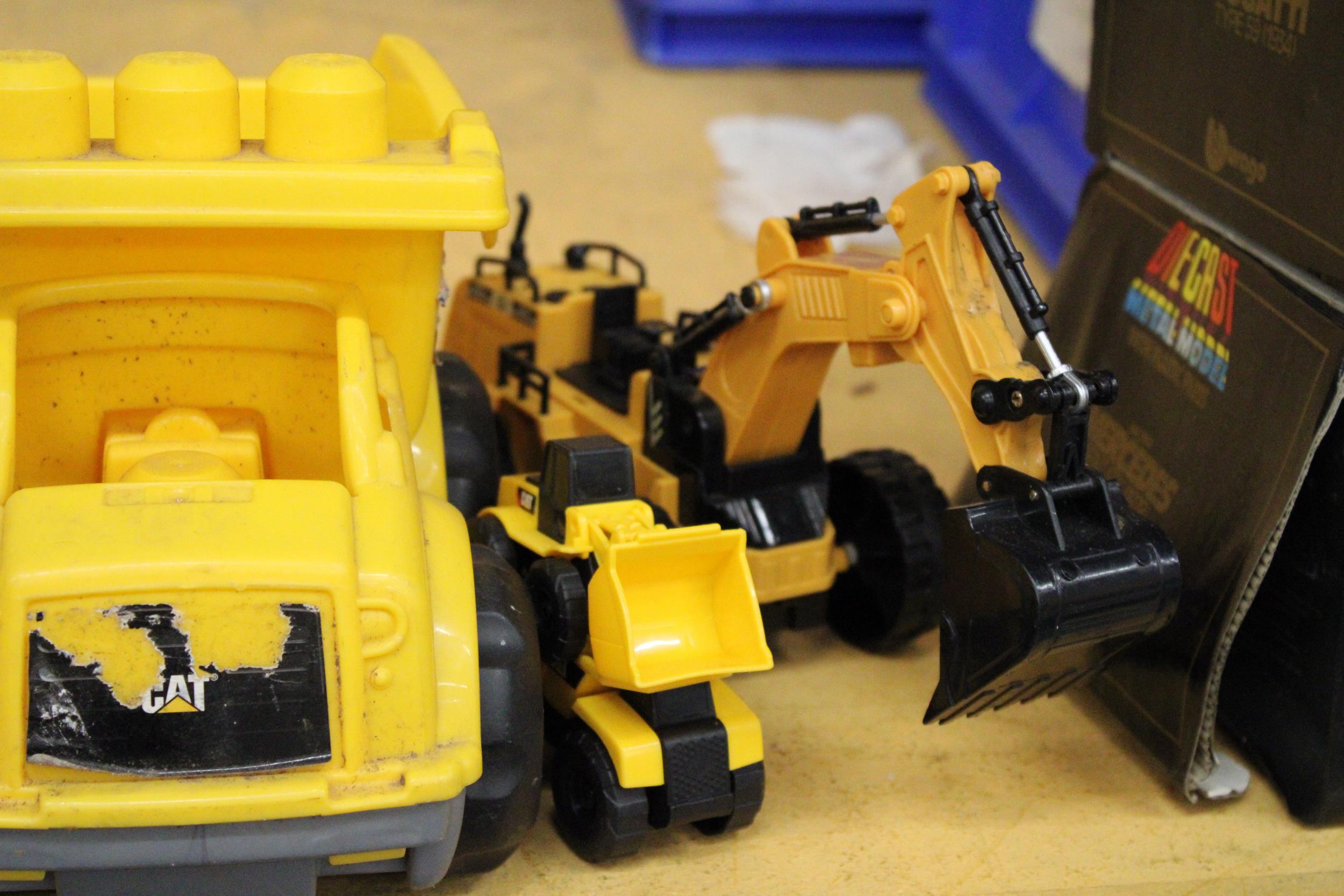 FIVE CAT AND JCB TOY VEHICLES - Image 4 of 5