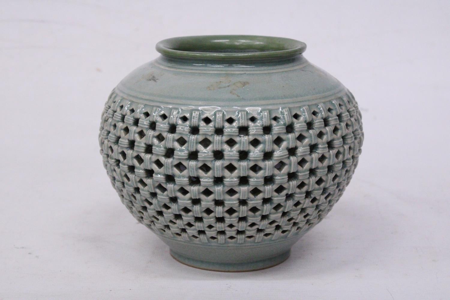 A MID 20TH CENTURY CHINESE KOREAN EXPORT RETICULATED POT / VASE, SIGNED, HEIGHT 15 CM