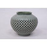 A MID 20TH CENTURY CHINESE KOREAN EXPORT RETICULATED POT / VASE, SIGNED, HEIGHT 15 CM