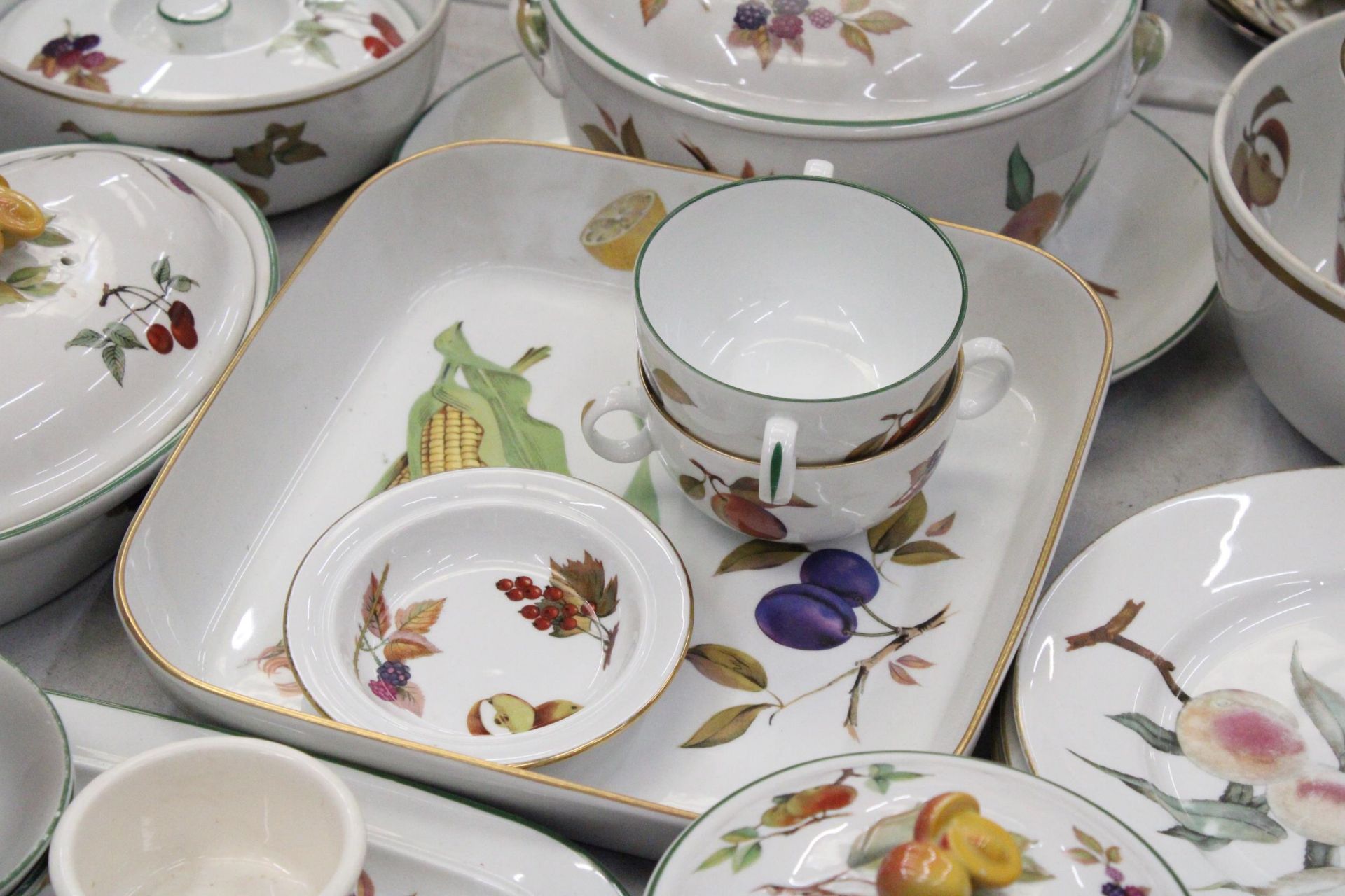 A QUANTITY OF ROYAL WORCESTER WARE TO INCLUDE PLATES, DISHES, PRESERVES JAR ETC - Image 4 of 7