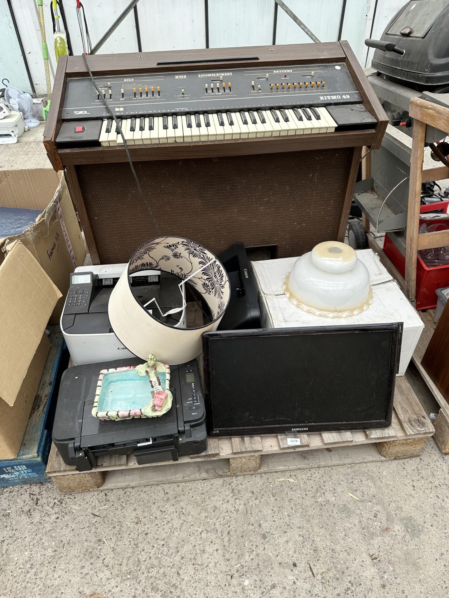 AN ASSORTMENT OF HOUSEHOLD CLEARANCE ITEMS