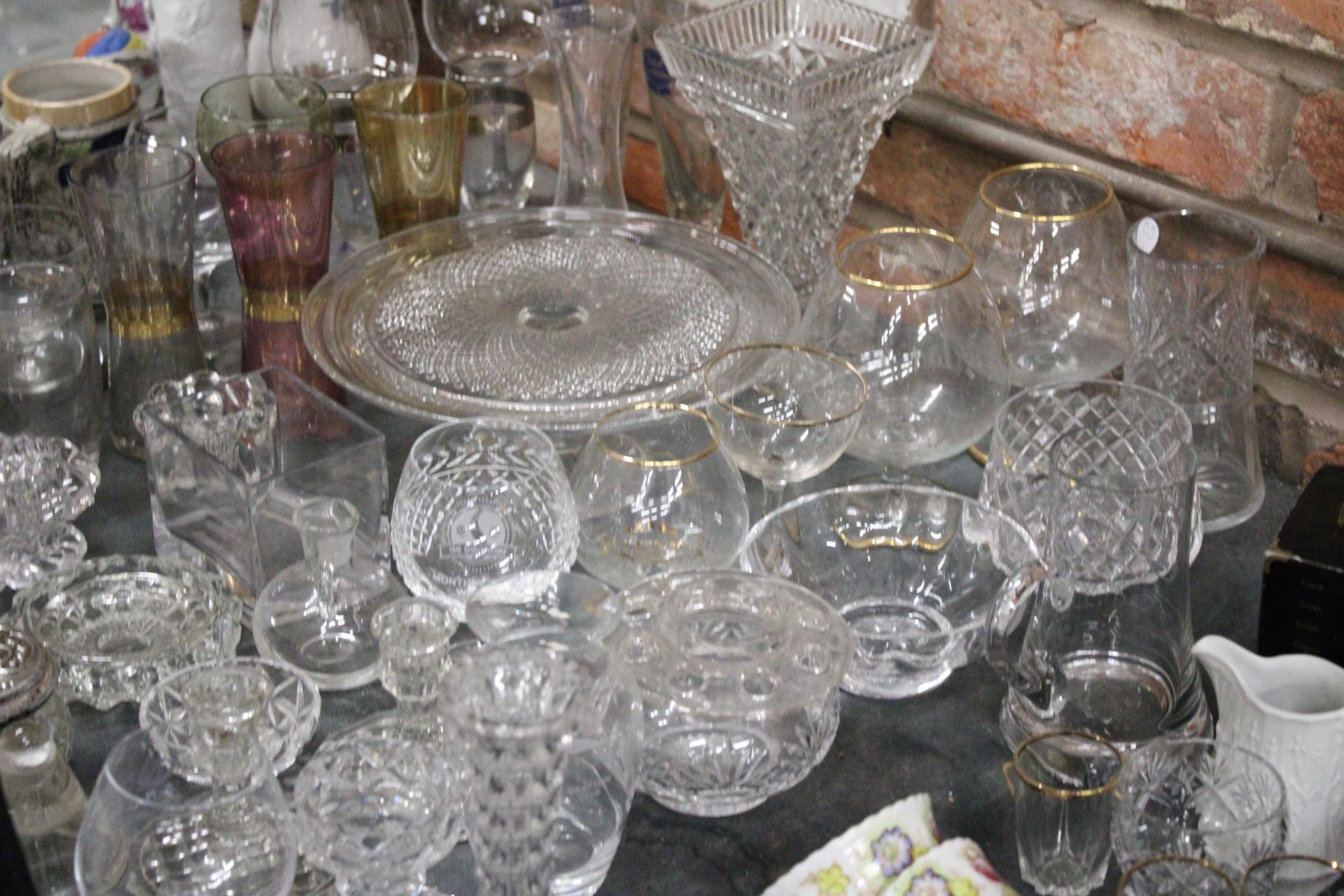 A LARGE COLLECTION OF GLASSWARE TO INCLUDE CRYSTAL BRANDY BALLOONS, FOOTED CAKE STAND, VASE, ROSE - Image 6 of 6