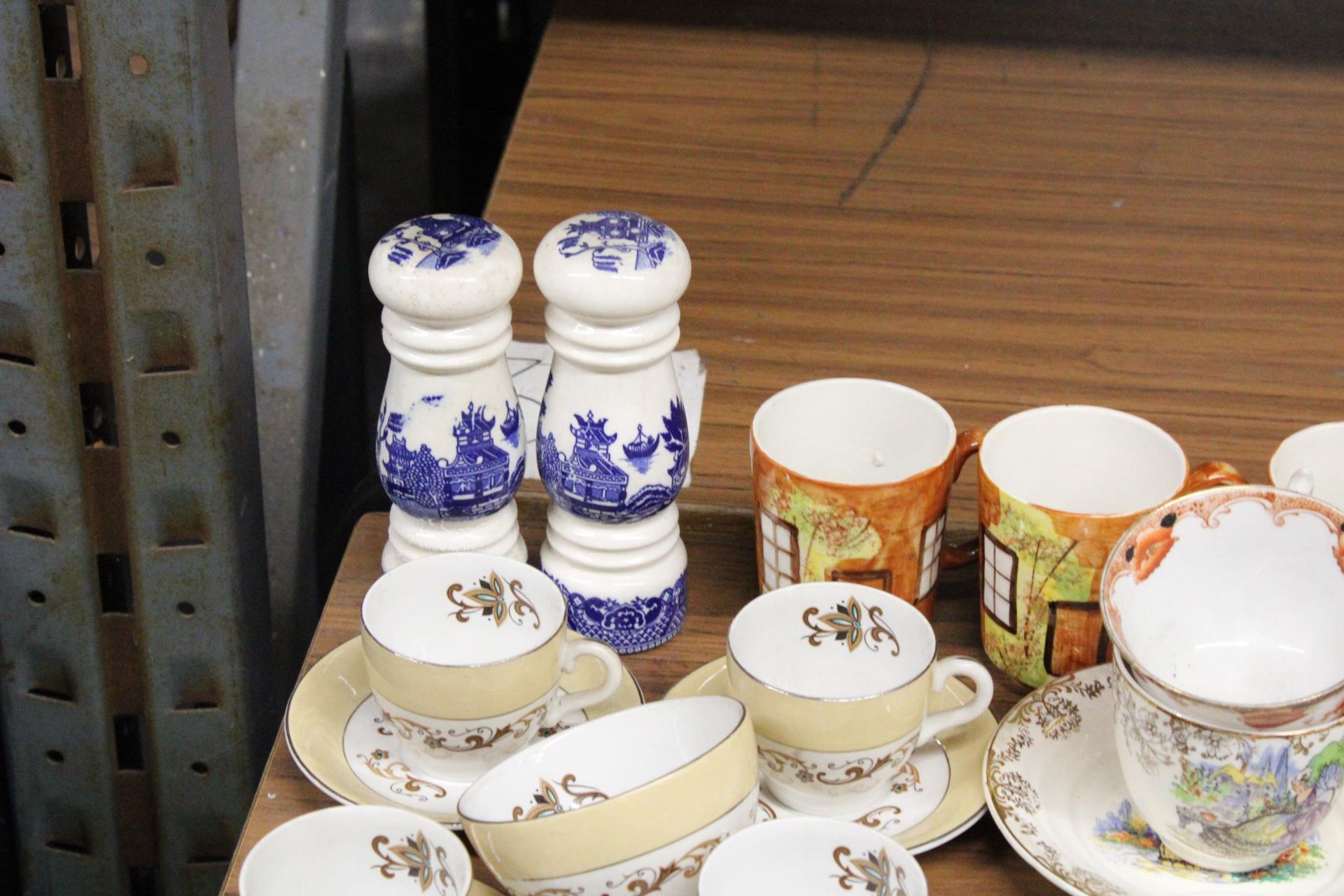 A MIXED LOT OF TEAWARE TO INCLUDE CUPS, SAUCERS, SIDE PLATES. CAKE PLATES, CREAM JUG SUGAR BOWL ETC - Image 2 of 5