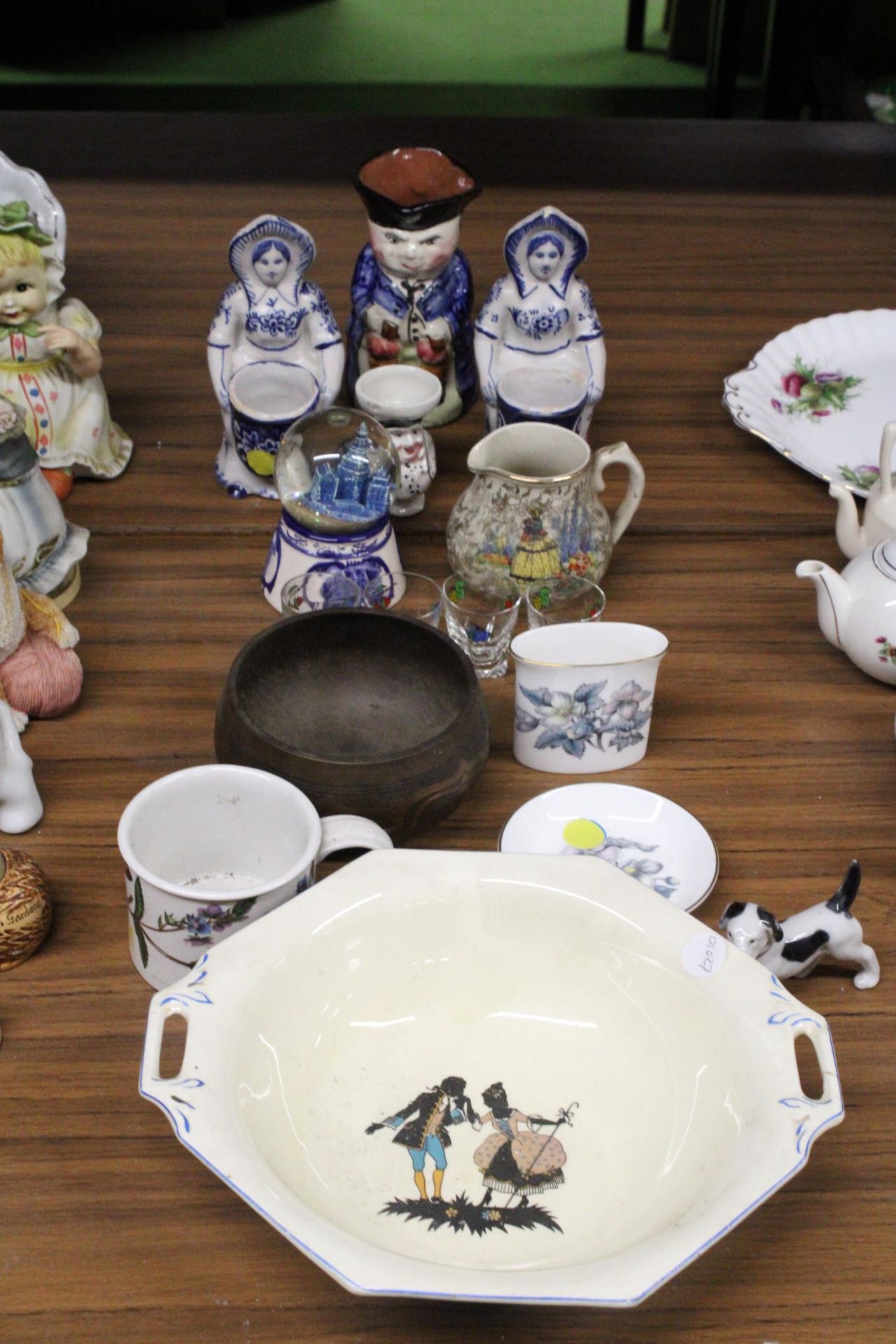 A QUANTITY OF VINTAGE CERAMICS TO INCLUDE A NEWHALL BOWL, A ROYAL WORCESTER PIN TRAY AND POT, A TOBY