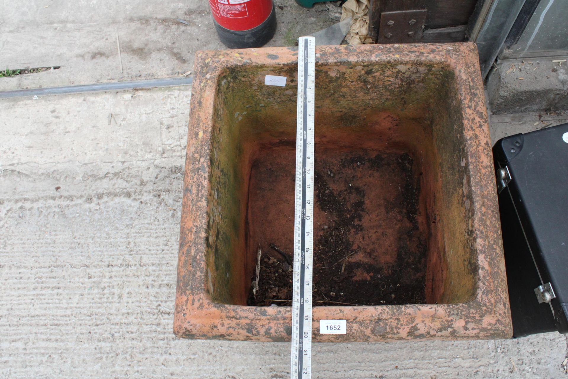 A LARGE SQUARE TERRACOTTA PLANTER - Image 3 of 3