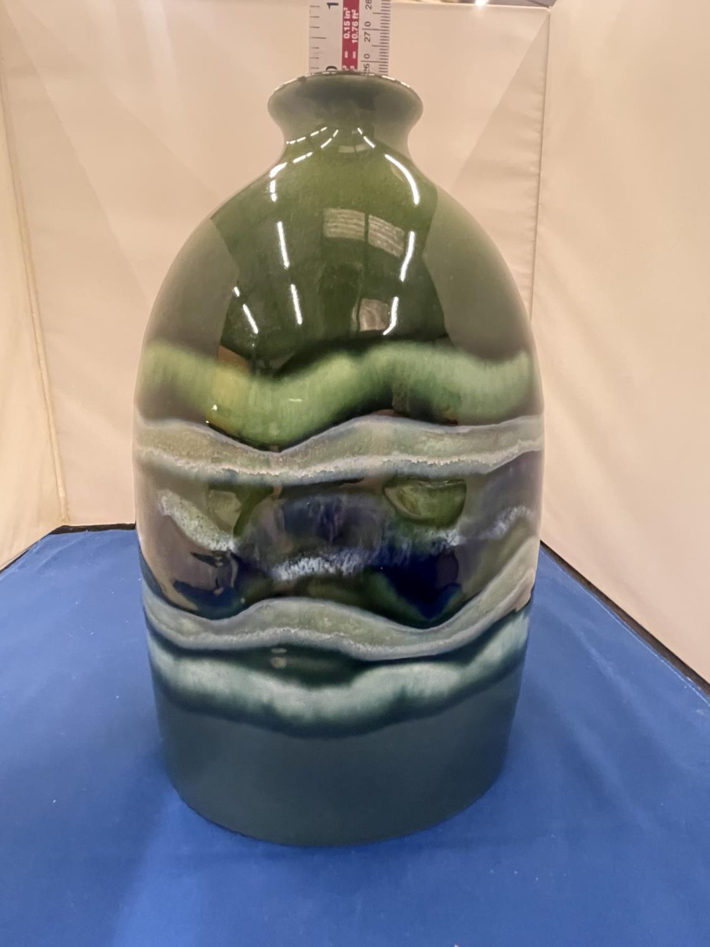 A POOLE POTTERY BOTTLE VASE MAYA DESIGN WITH ORIGINAL BOX 23CM TALL - Image 12 of 12