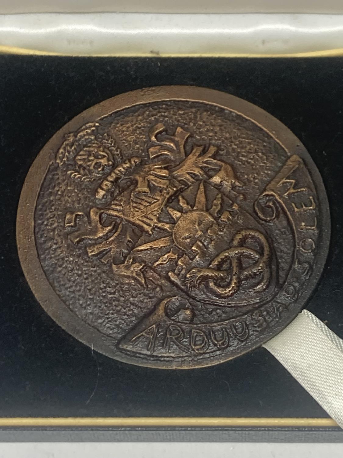 A LARGE BRONZE MEDAL VICTORIA UNIVERSITY OF MANCHESTER 1851 -2001 IN A PRESENTATION BOX