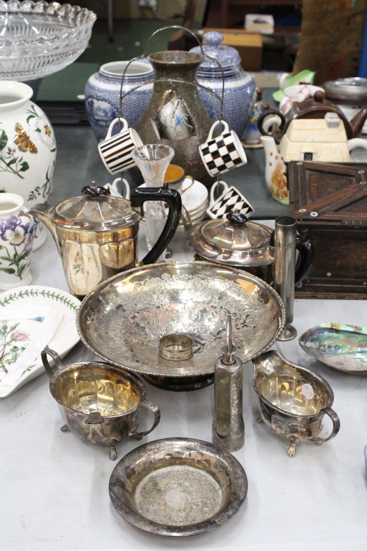 A QUANTITY OF SILVER PLATED ITEMS TO INCLUDE A COFFEE AND TEAPOT, FOOTED BOWL, BUD VASE, JUG, - Image 2 of 6