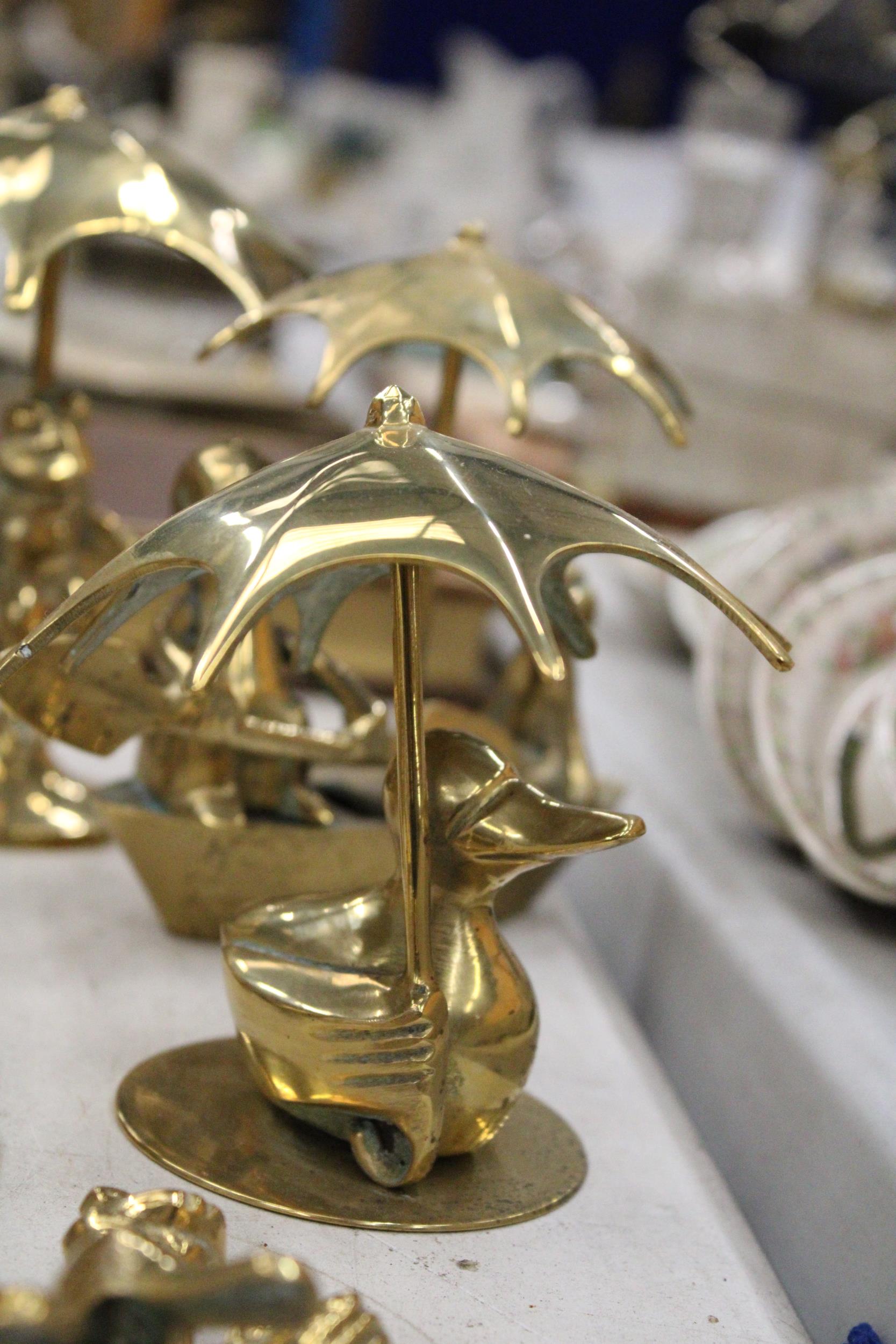 A MIXED LOT OF ANIMAL ORNAMENT BRASSWARE TO INCLUDE FROGS, DUCKS AND OWL - Image 3 of 7