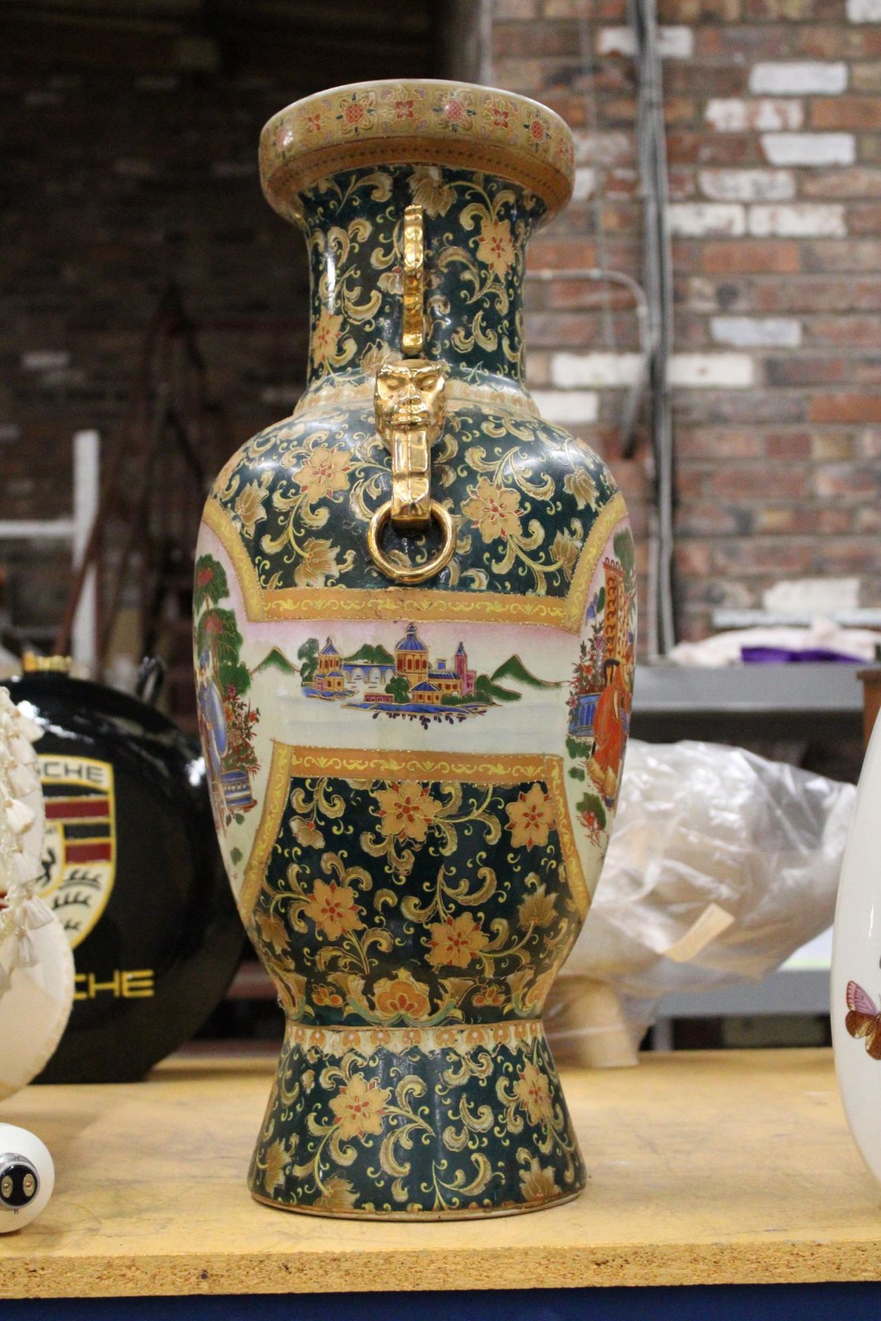 AN ITALIAN STYLE VASE WITH GOLD ACCENTS AND FIGURAL DESIGN - APPROX 59 CM - Image 2 of 4