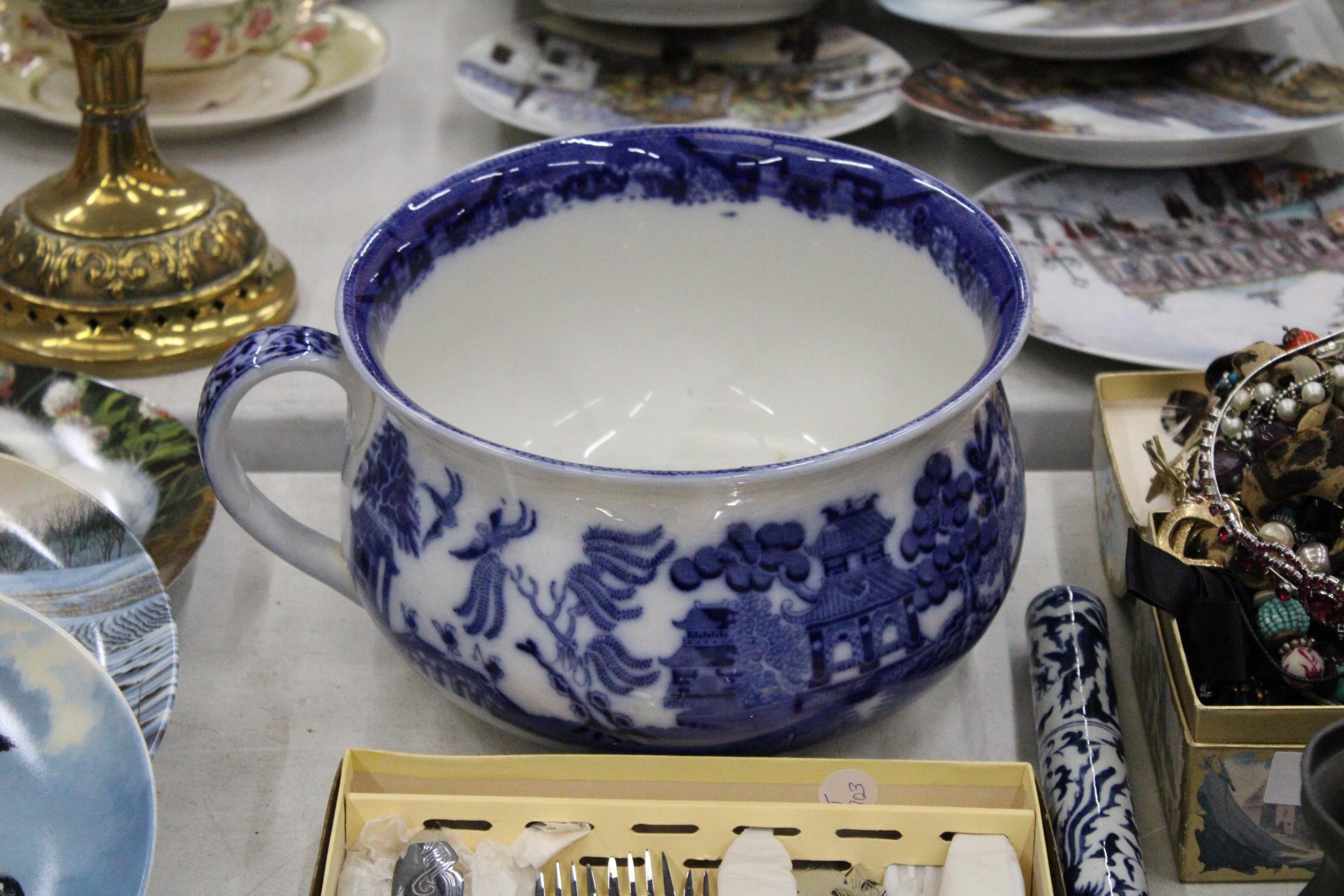 A MIXED LOT OF BLUE AND WHITE WARE TO INCLUDE A CERMANIC BED CHAMBER AND CABINET PLATE PLUS A - Image 5 of 6