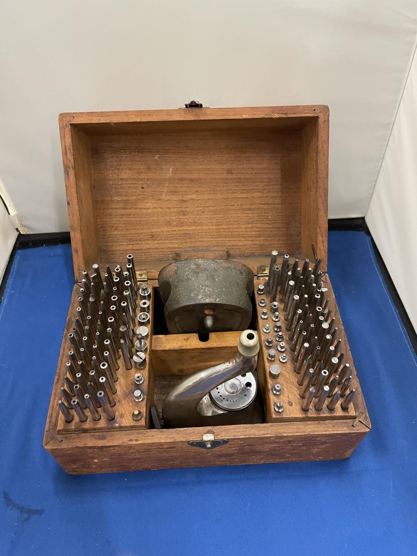 A BOLEY WATCHMAKERS RIVETING AND STAKING TOOLS (COMPLETE SET) IN ORIGINAL WOODEN BOX - Image 4 of 14