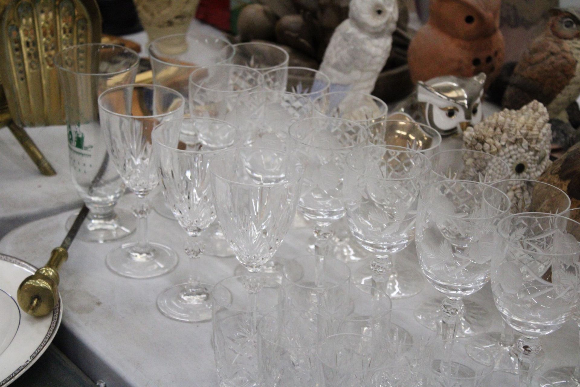 A COLLECTION OF GLASSES TO INCLUDE ETCJED WINE GLASSES, SHERRY, ETC - Image 3 of 5