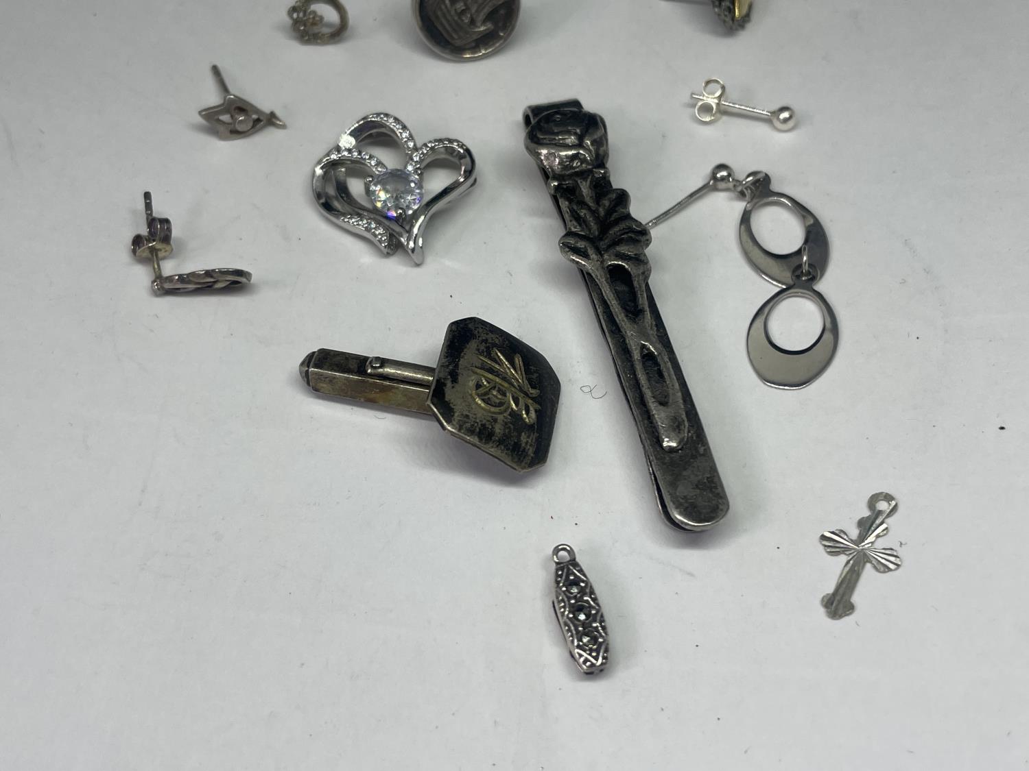 A QUANTITY OF SCRAP SILVER ITEMS - Image 3 of 3