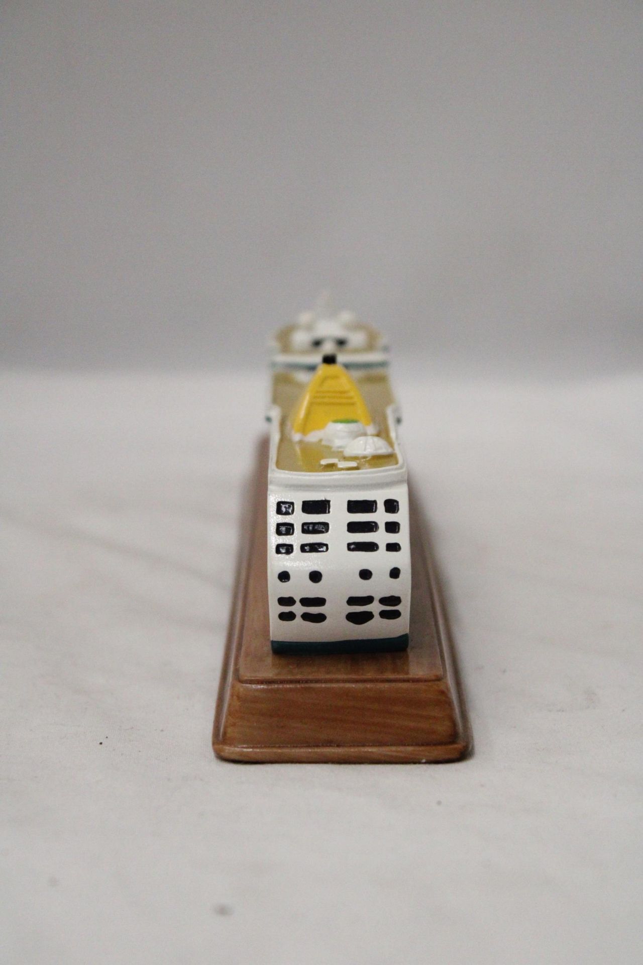 A HEAVY, SOLID, OCEAN LINER ON WOODEN STAND, 'OCEANA', LENGTH 27CM, HEIGHT 6CM - Image 5 of 6