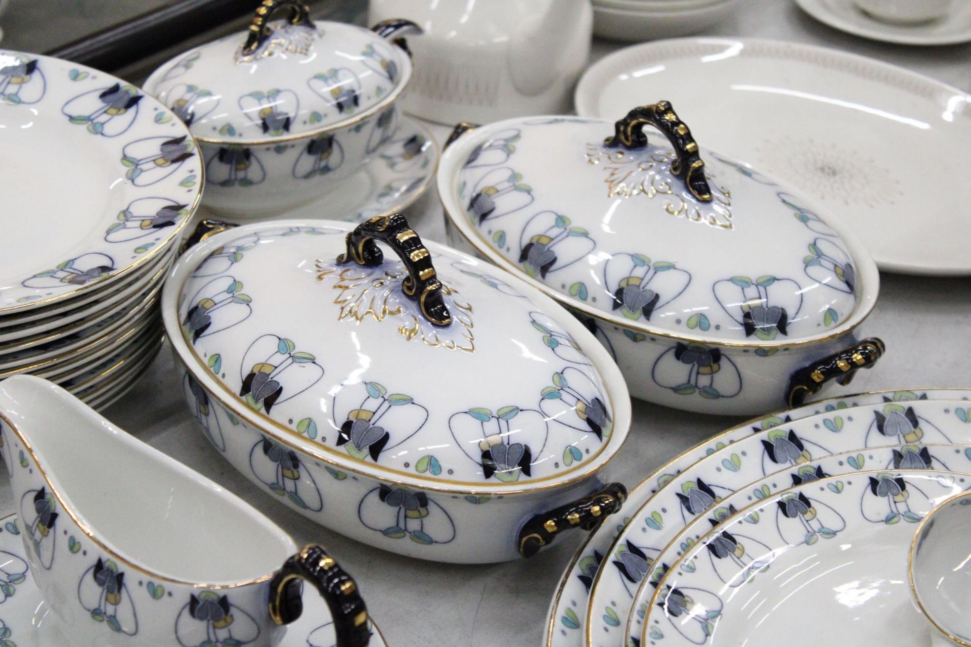 A LOSOL WARE 'TULIP' PART DINNER SERVICE TO INCLUDE, VARIOUS SIZES OF PLATES, LIDDED SERVING - Image 4 of 6