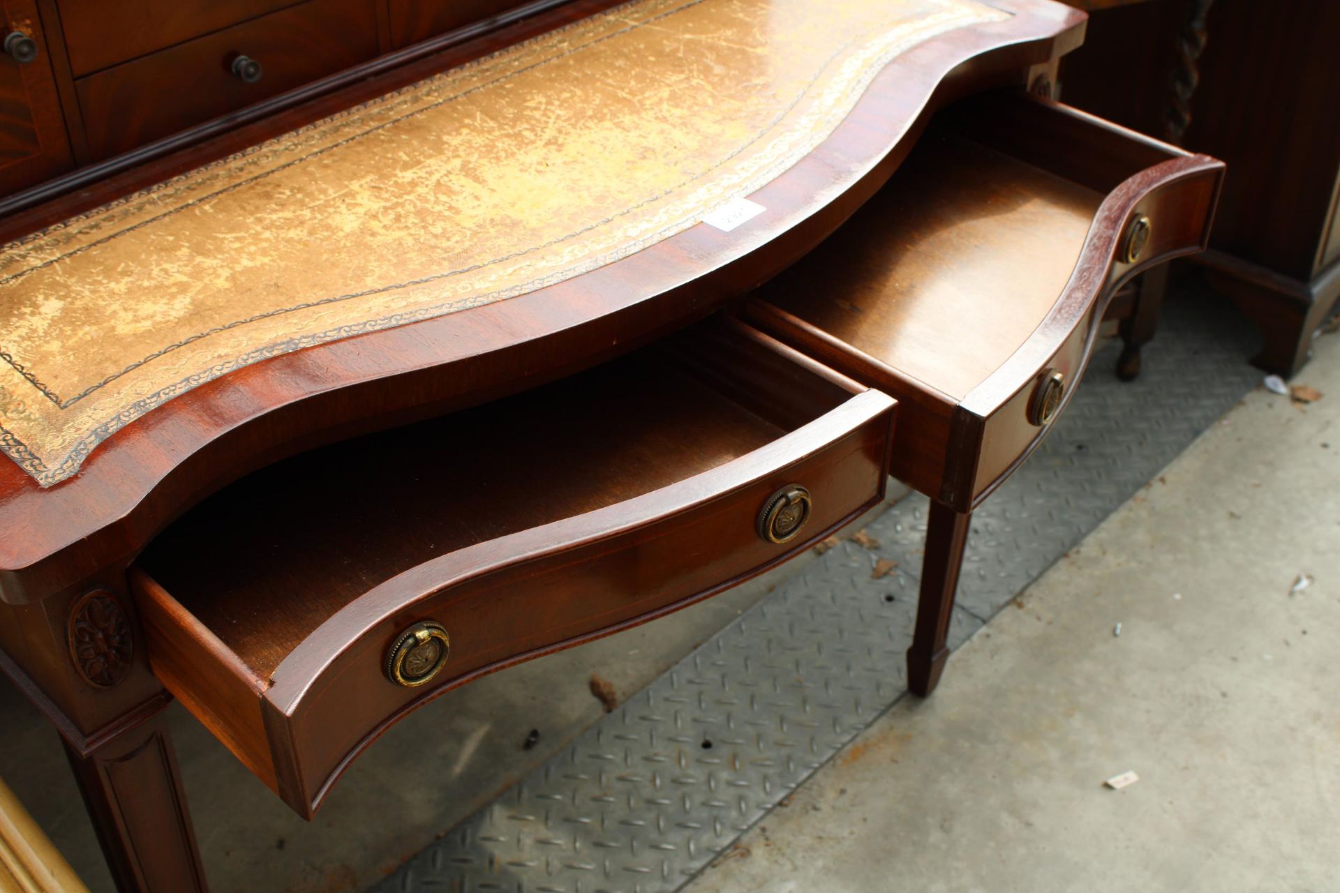 A 19TH CENTURY STYLE LADIES SERPENTINE FRONT LADIES WRITING DESK WITH INSET LEATHER TOP, 36" WIDE - Image 5 of 6