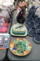 A COLLECTION OF CERAMICS TO INCLUDE MAJOLICA FISH JUG, A BEAR MAJOLICA NOVELTY SYRUP JUG, A MAJOLICA