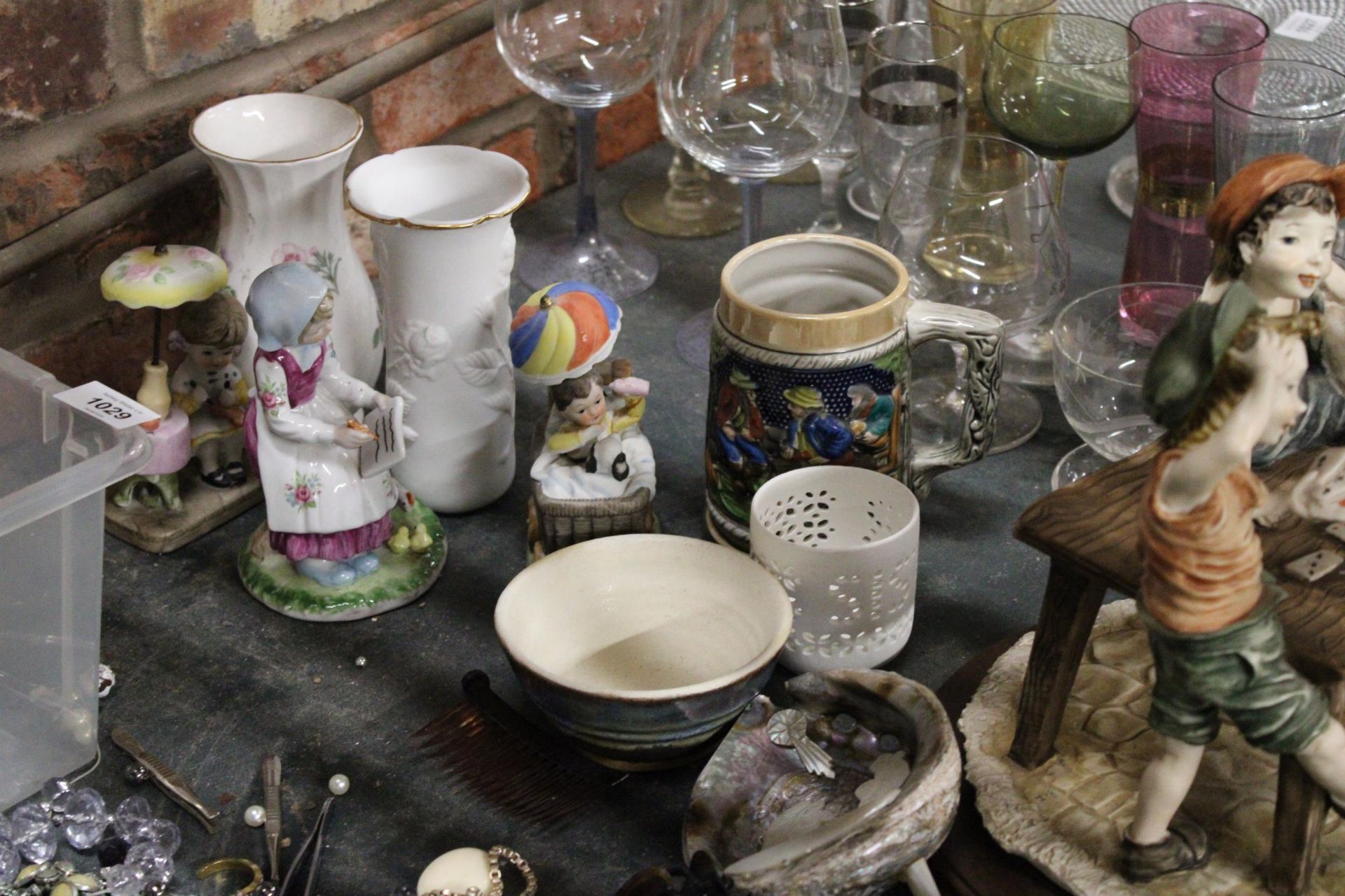 A MIXED LOT TO INCLUDE A AYNSLEY VASE, VINTAGE PURSE, AN UNUSAL EGG-SHAPED ABALONE SHELL OF A - Image 3 of 6