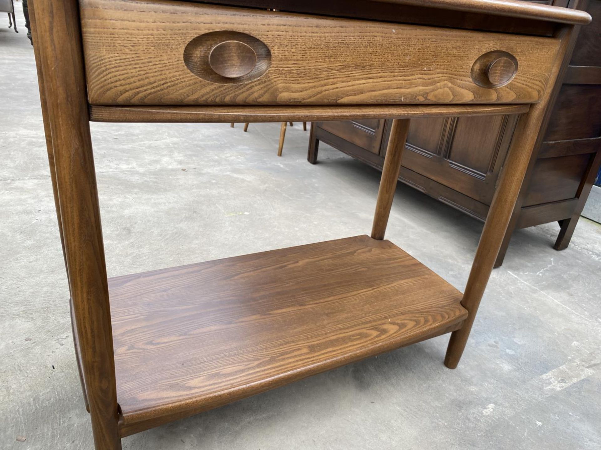 A BLONDE ERCOL SIDE TABLE WITH SINGLE DRAWER AND POT BOARD, 31" WIDE - Image 3 of 6