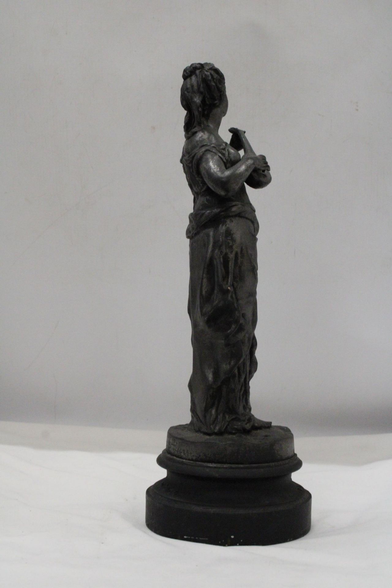 A METAL FIGURE OF A WOMAN ON PLITH - Image 5 of 5