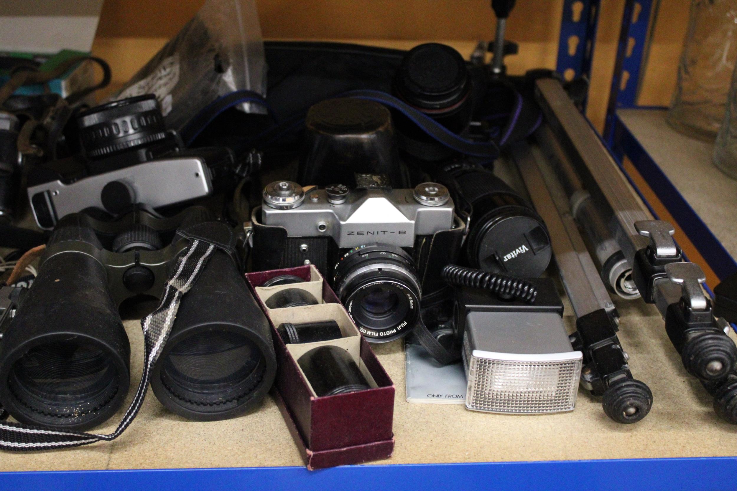 A LARGE QUANTITY OF CAMERAS AND ACCESSORIES TO INCLUDE YASHICA, MINOLTA, ZENIT-B ETC PLUS A - Image 4 of 7