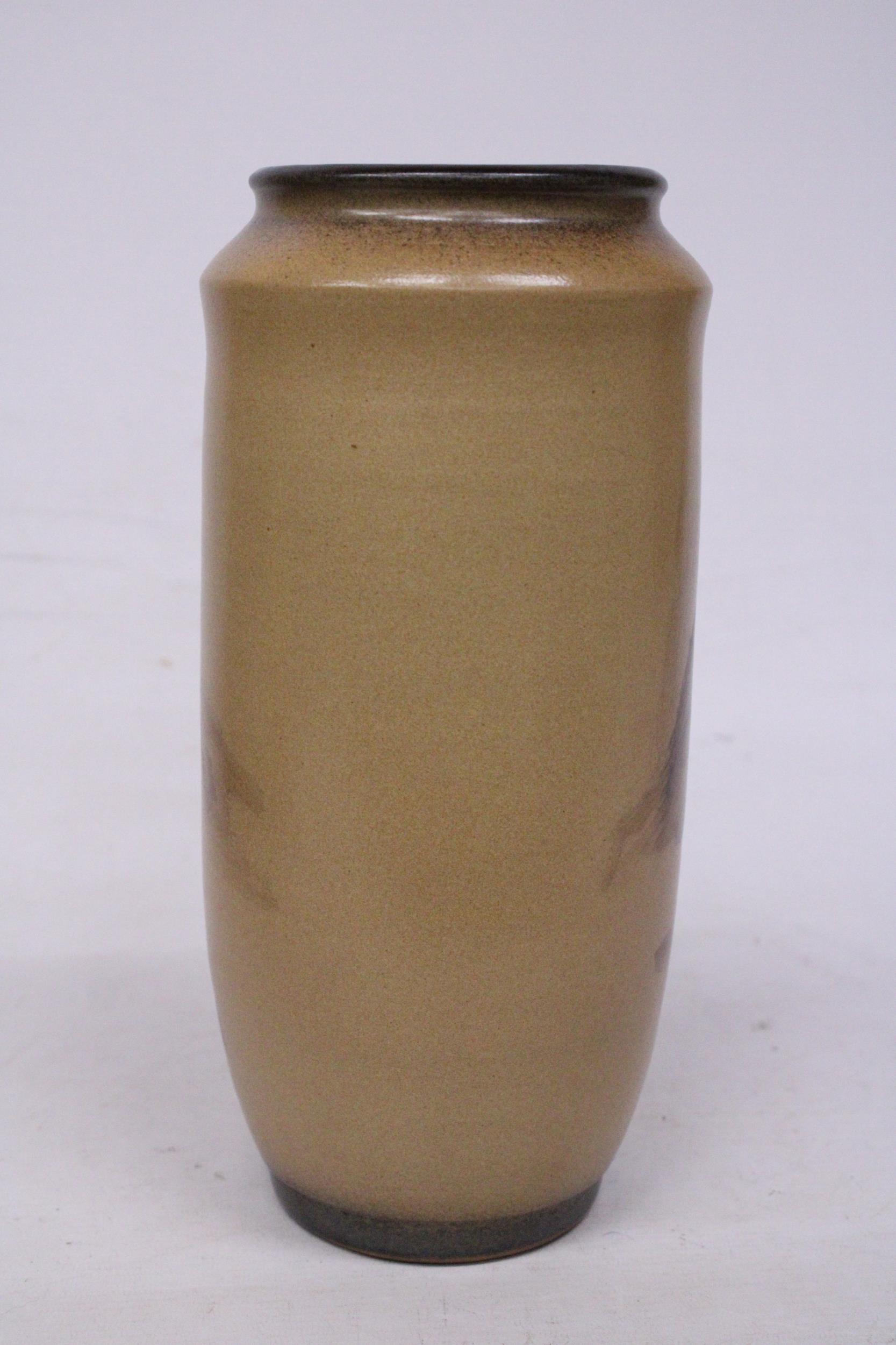 A JAPANESE STONEWARE VASE WITH AN ORIENTAL LANDSCAPE SCENE WITH SIGNATURE - 29 CM - Image 3 of 6
