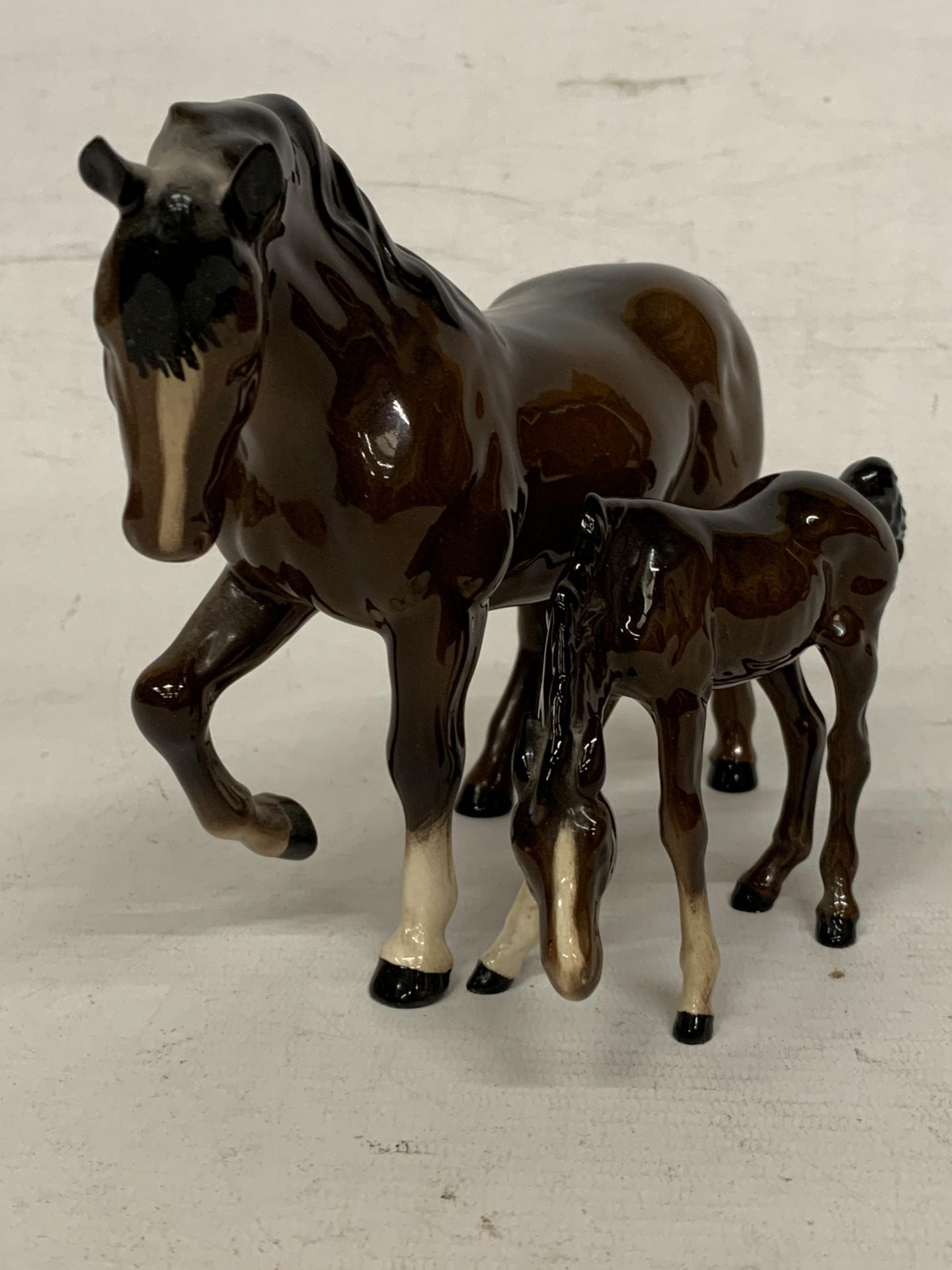 A ROYAL DOULTON CHESTNUT HORSE FIGURE WITH FOAL - Image 2 of 5