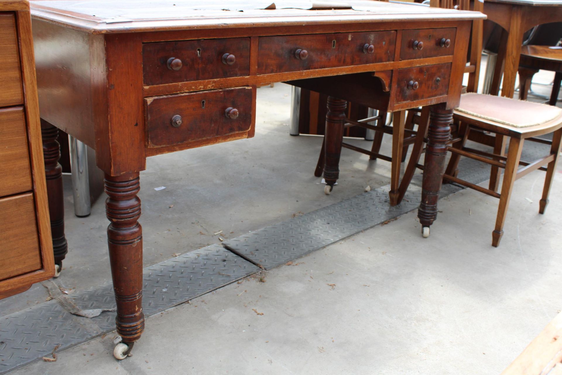 A VICTORIAN MAHOGANY KNEE-HOLE DESK ON TURNED LEGS, 45" X 22" - Image 2 of 3