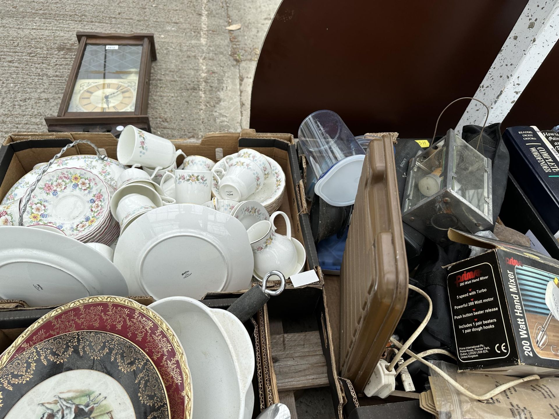 AN ASSORTMENT OF HOUSEHOLD CLEARANCE ITEMS - Image 2 of 2