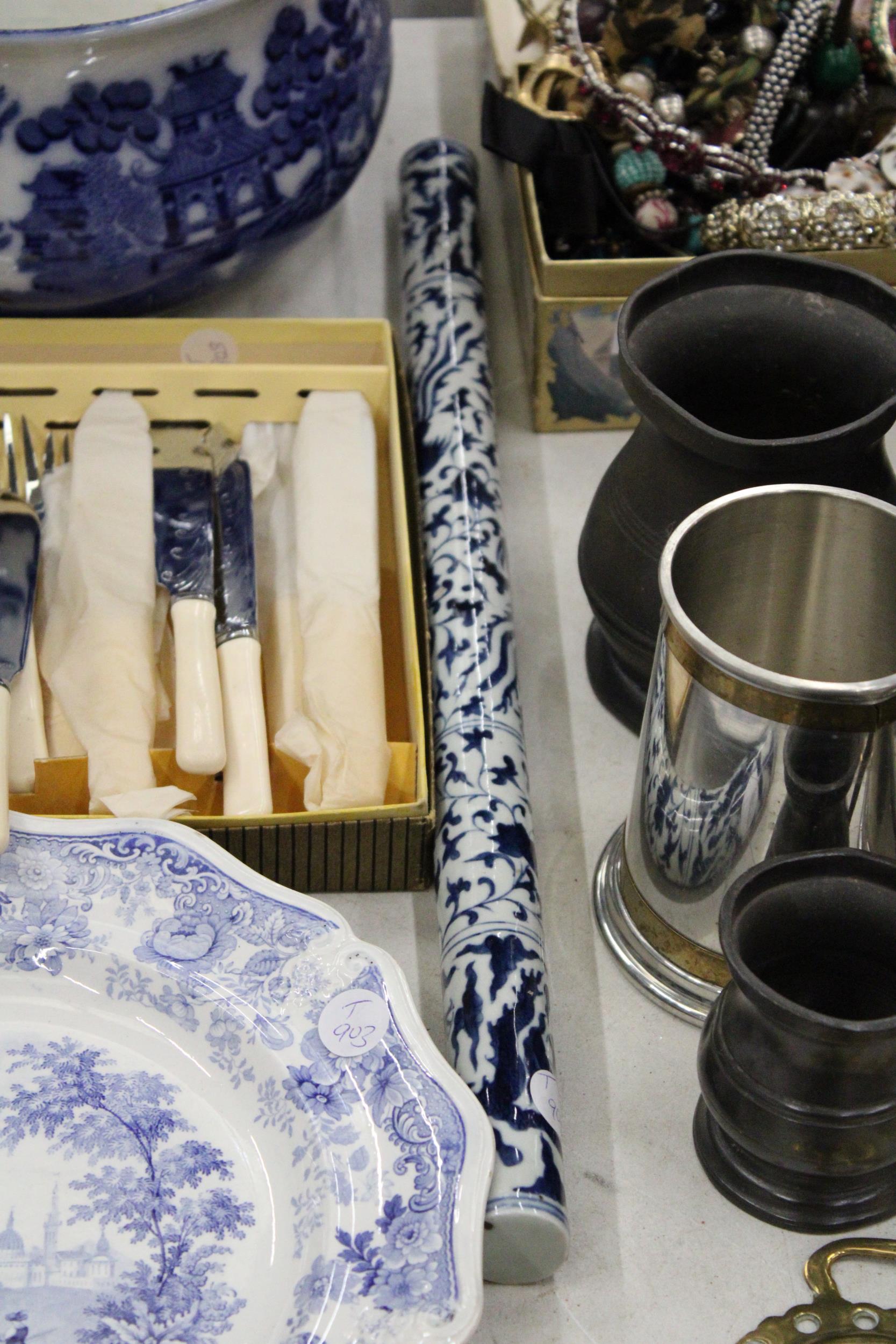 A MIXED LOT OF BLUE AND WHITE WARE TO INCLUDE A CERMANIC BED CHAMBER AND CABINET PLATE PLUS A - Image 3 of 6