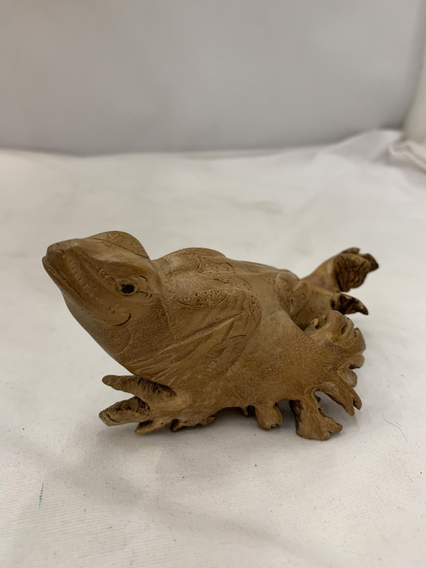 A VINTAGE CARVED DRIFTWOOD WOOD FROG AND LIZARD - Image 6 of 6