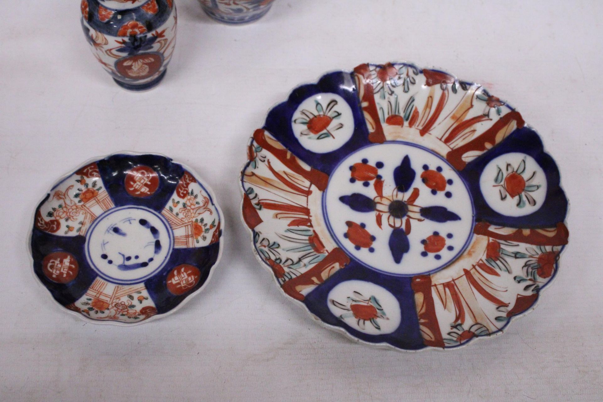 A COLLECTION OF JAPANESE IMARI TO INCLUDE A TEMPLE JAR, SMALL VASE, SMALL AND MEDIUM SIZE PLATE - Image 3 of 4
