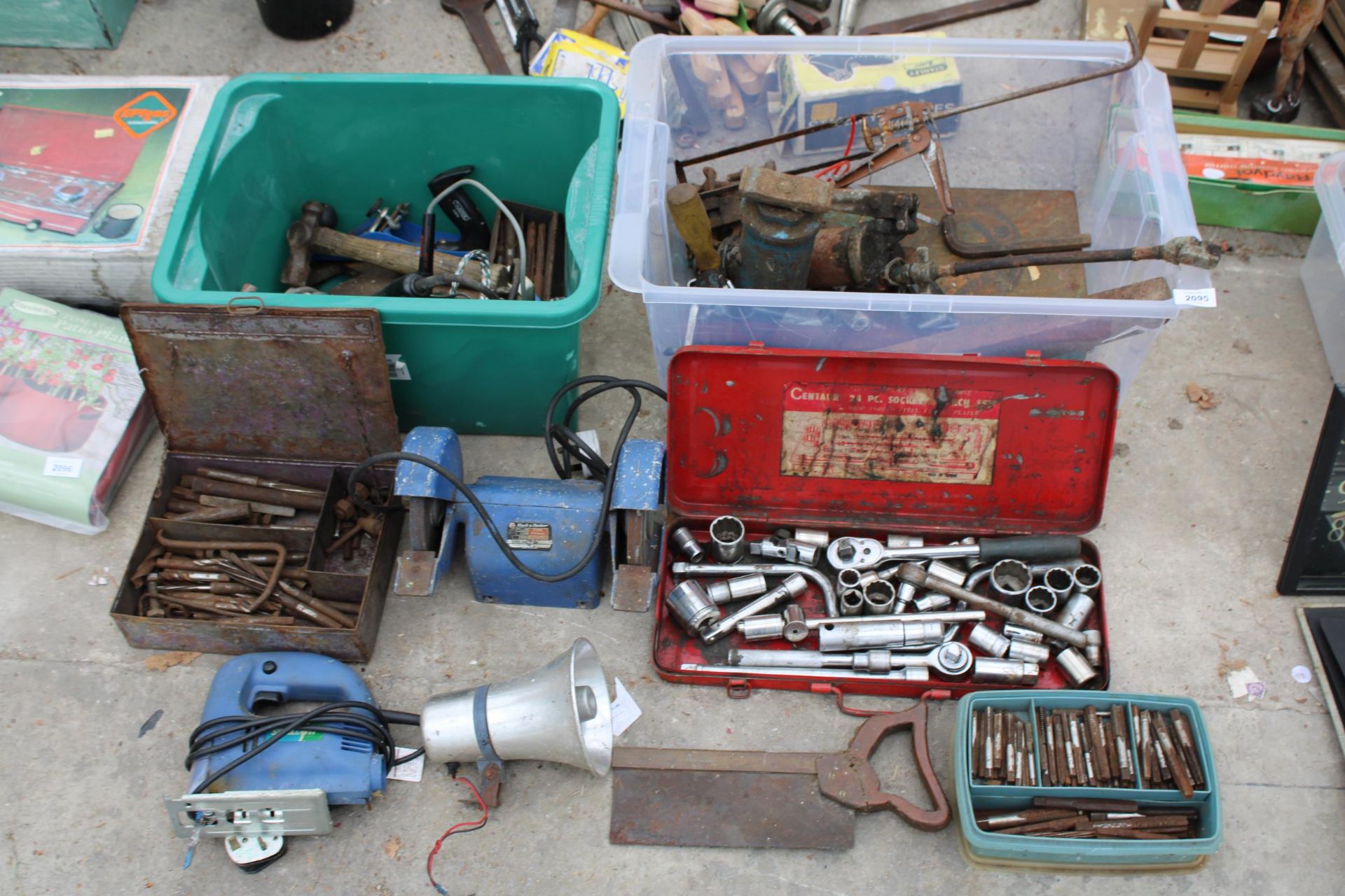 AN ASSORTMENT OF TOOLS TO INCLUDE A BENCH GRINDER, A JIGSAW, SOCKET SET AND WOOD PLANES ETC