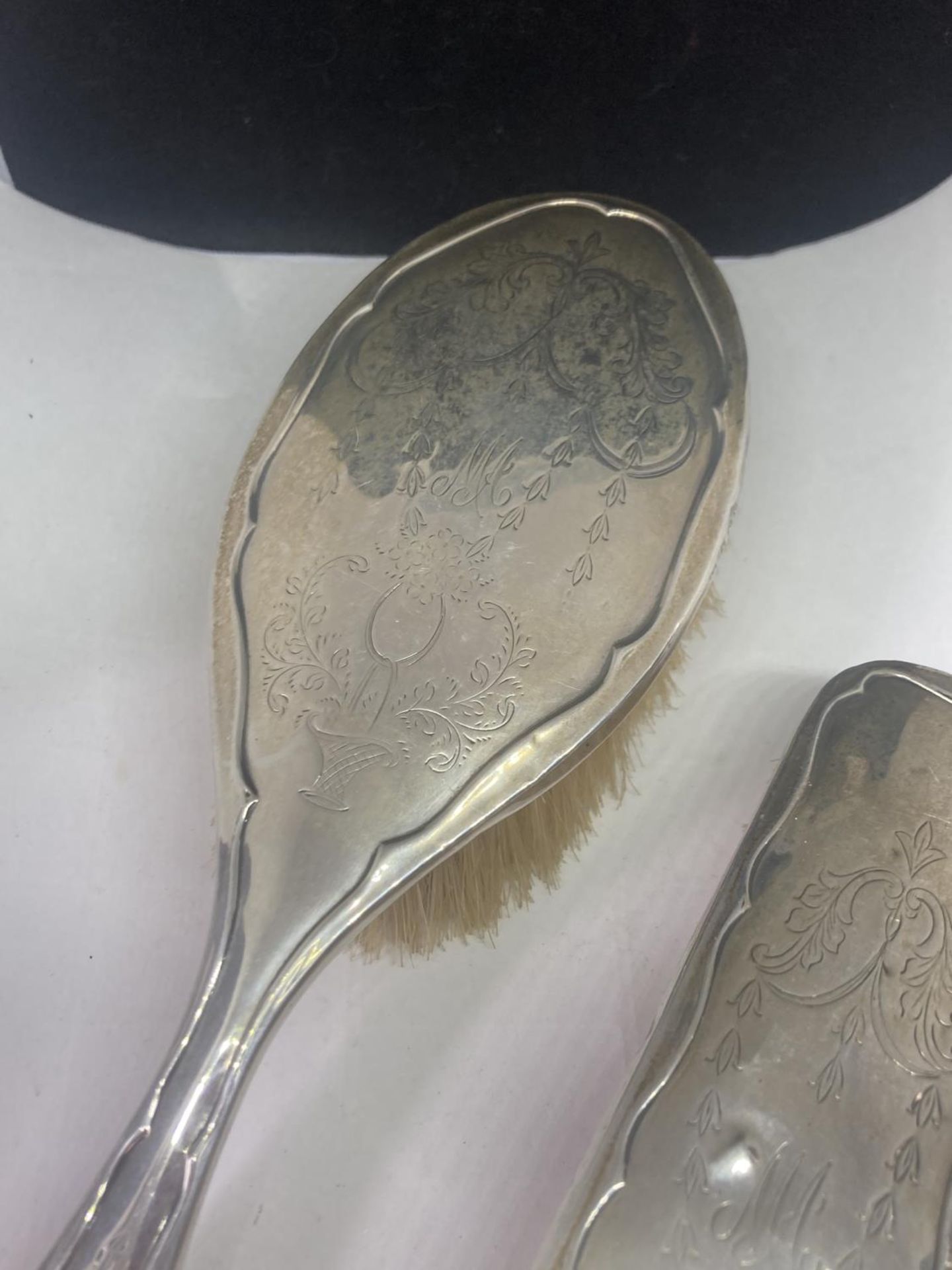 TWO HALLMARKED SILVER BRUSHES TO INCLUDE A HAIRBRUSH AND CLOTHES BRUSH - Image 6 of 8